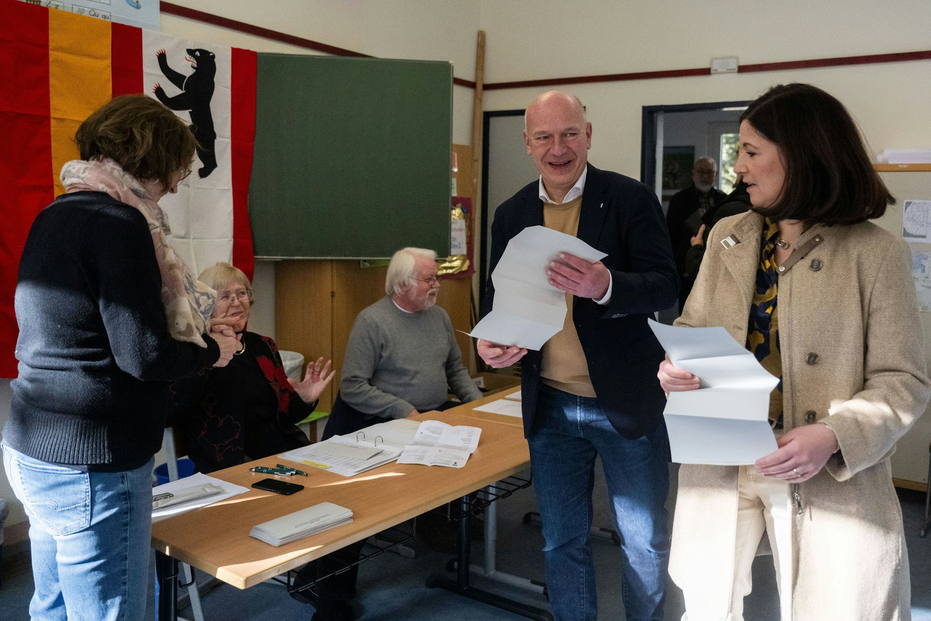 Kai Wegner (CDU, 2.v.r), Regierender Bürgermeister von Berlin, und Katharina Günther-Wünsch (CDU, r), Senatorin für Bildung, Jugend und Familie von Berlin, kommen zur Stimmabgabe in ihr Wahllokal.