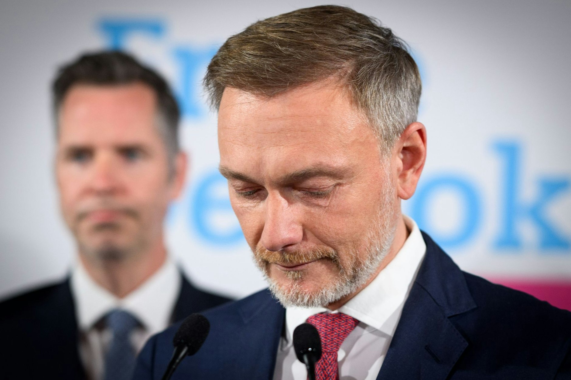 Christian Lindner, Bundesvorsitzender und Spitzenkandidat der FDP, äußert sich bei der Wahlparty der Freien Demokraten (FDP) im Hans-Dietrich-Genscher-Haus zu den ersten Prognosen für die Bundestagswahl.
