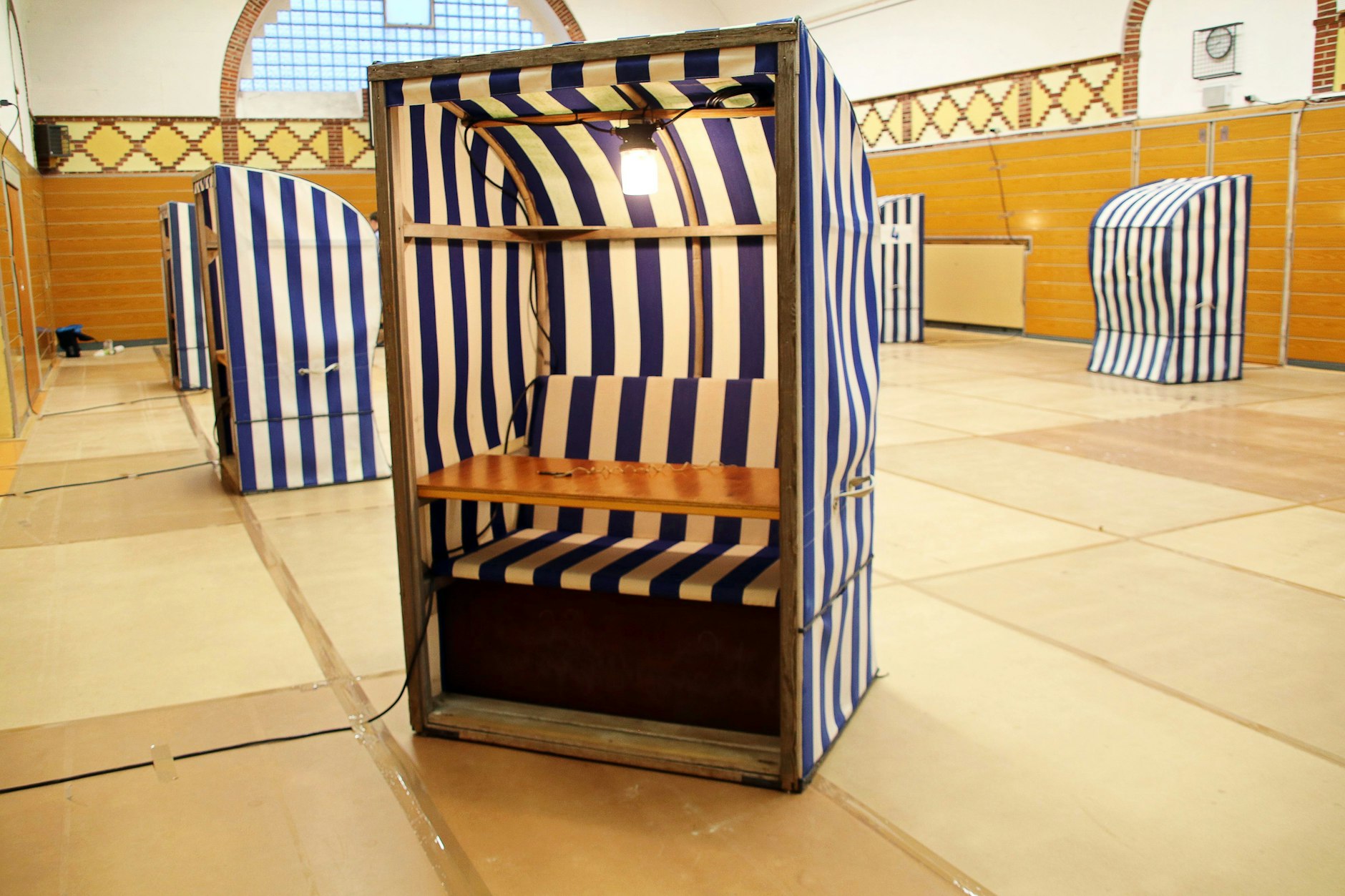 Weißblaue Strandkörbe stehen als Wahlkabinen in einem Wahllokal auf der ostfriesischen Insel Norderney.