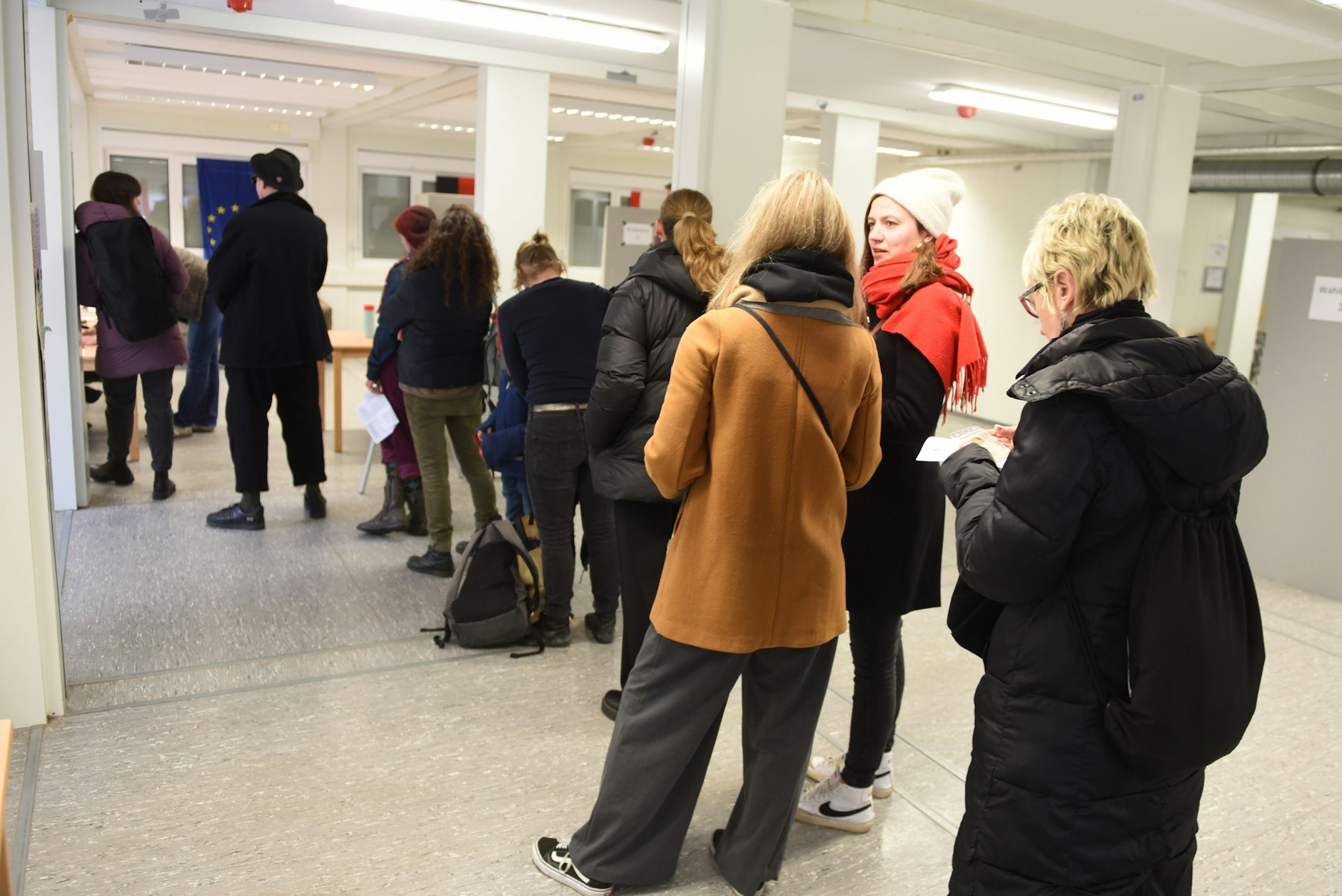 Warteschlange im Wahllokal der Diefenbachstraße in Berlin Kreuzberg .