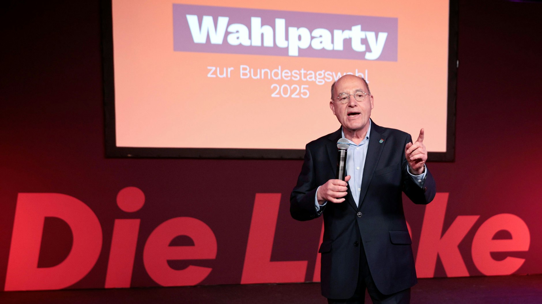 Gregor Gysi (Die Linke), Mission Silberlocke, spricht bei der Wahlparty der Partei Die Linke im Glashaus auf der Bühne und kündigt an, dass er Alterspräsident im Bundestag werden wird.
