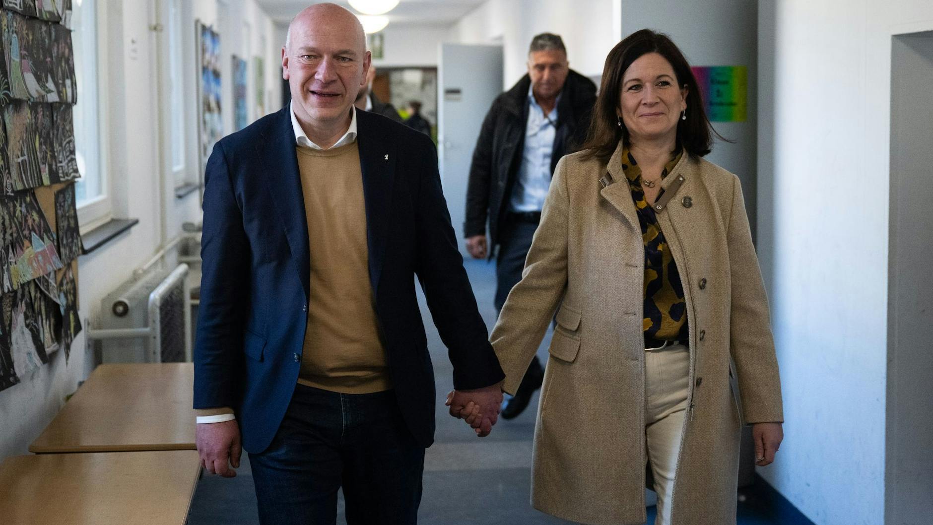 Kai Wegner (CDU), Regierender Bürgermeister von Berlin, und Katharina Günther-Wünsch (CDU), Senatorin für Bildung, Jugend und Familie von Berlin, kommen zur Stimmabgabe.