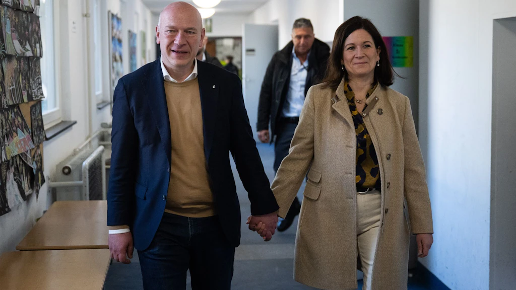 Kai Wegner (CDU), Regierender Bürgermeister von Berlin, und Katharina Günther-Wünsch (CDU), Senatorin für Bildung, Jugend und Familie von Berlin, kommen zur Stimmabgabe.