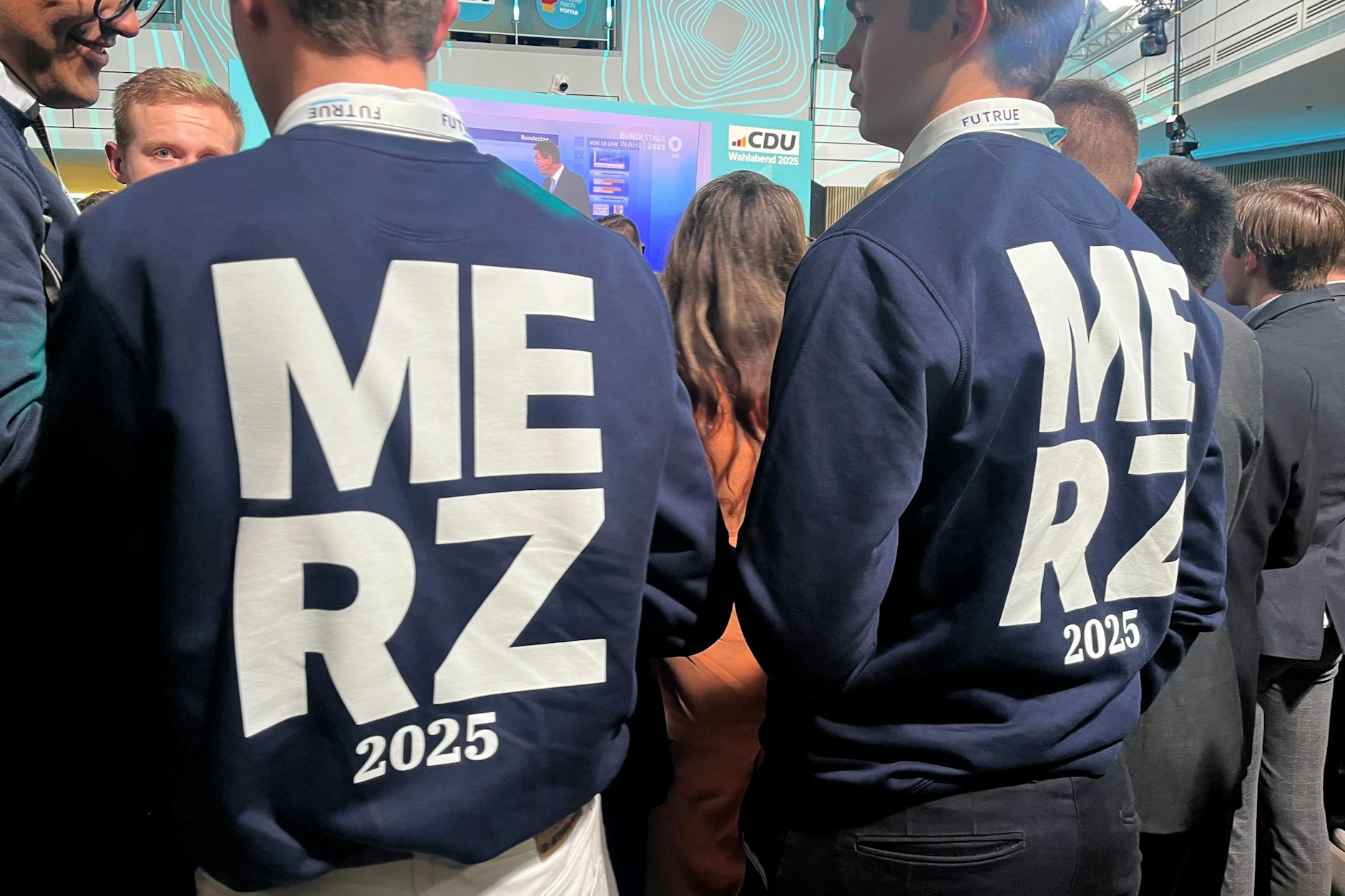 An den Pullis lag es nicht: CDU-Mitglieder wollten im Konrad-Adenauer-Haus einen rauschenden Wahlsieg feiern