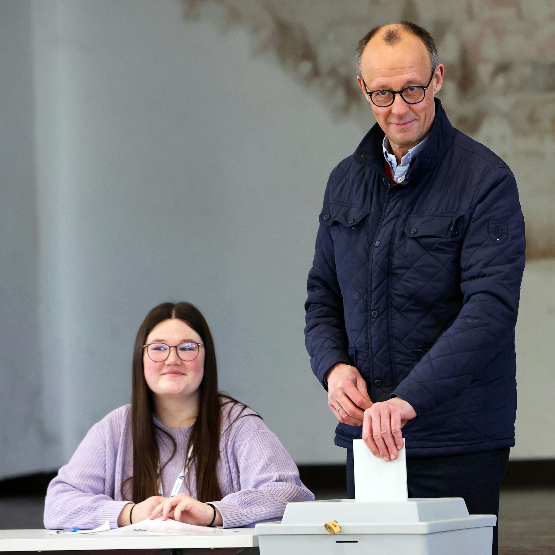 Friedrich Merz (CDU, r.), Parteivorsitzender und Kanzlerkandidat, gibt im Wahllokal in der Schützenhalle Arnsberg-Niedereimer seine Stimme ab. 