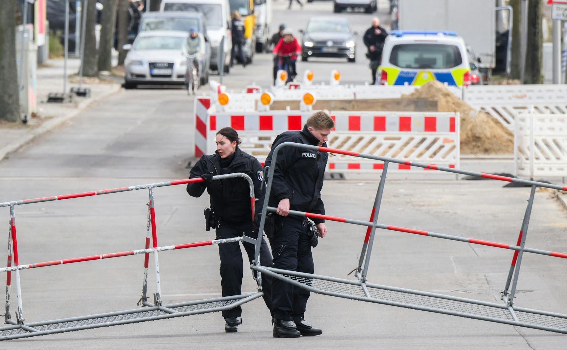 Berlin: Polizisten sichern die Zufahrt der Bundesgeschäftsstelle der Alternative für Deutschland zur Sicherung der AfD Wahlparty.