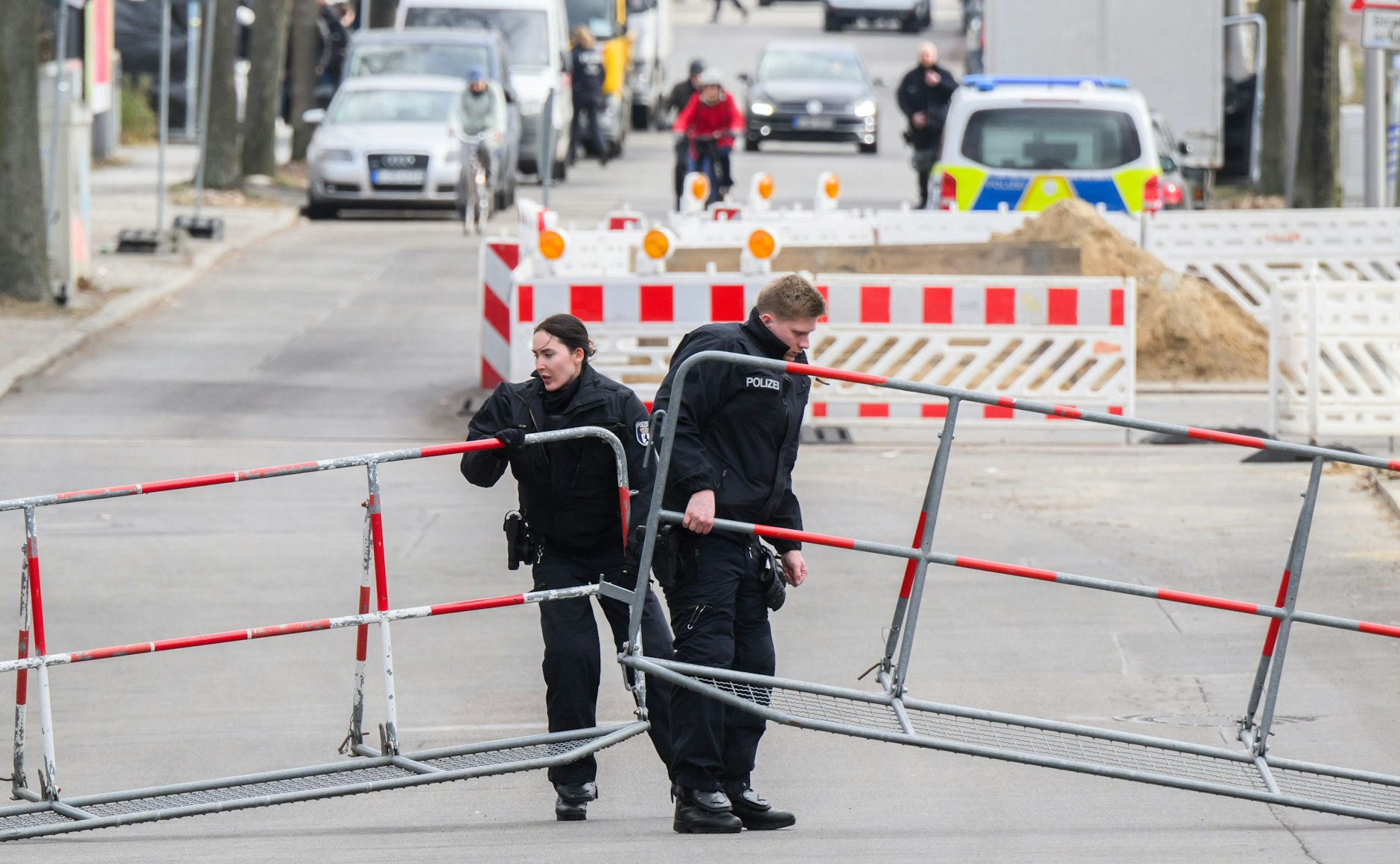 Berlin: Polizisten sichern die Zufahrt der Bundesgeschäftsstelle der Alternative für Deutschland zur Sicherung der AfD Wahlparty.