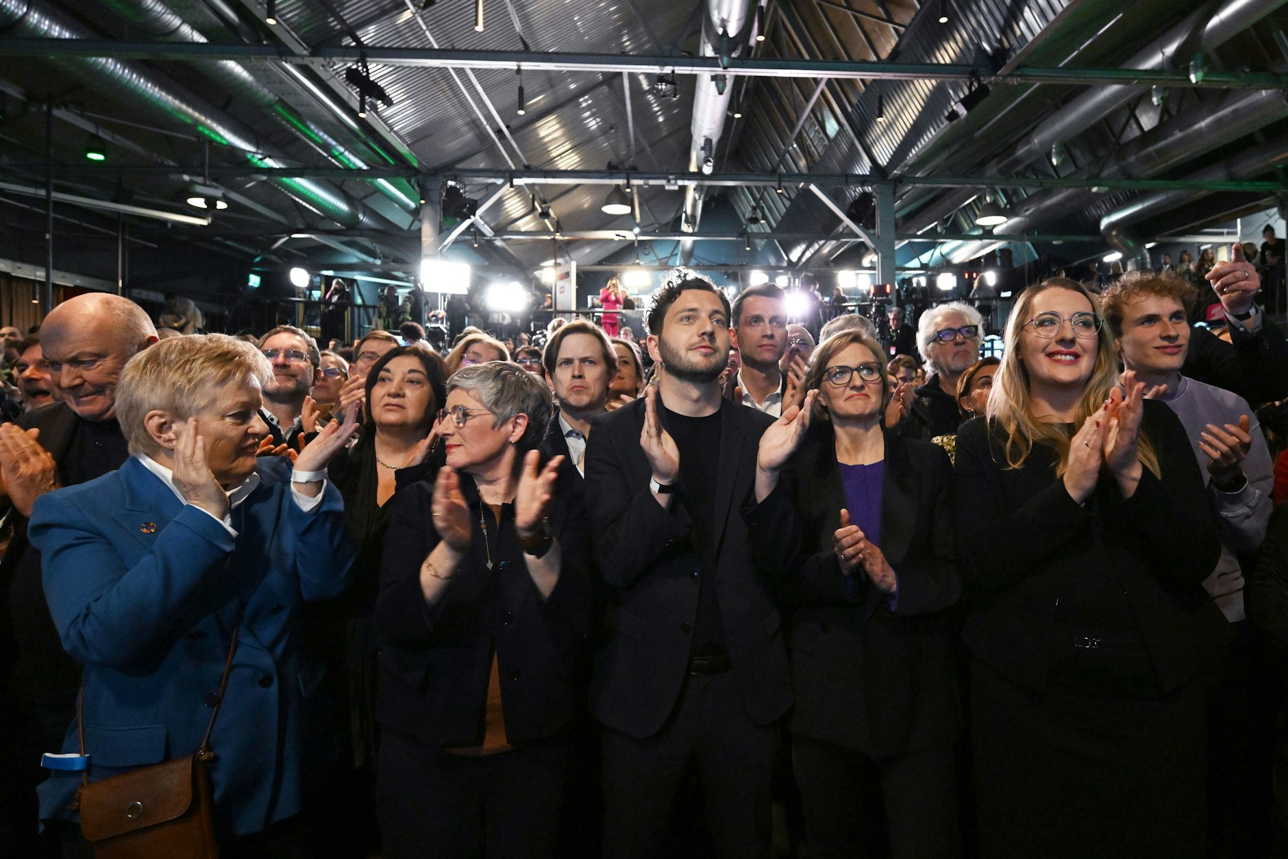Renate Künast (l-r), Mitglied des Deutschen Bundestages, Britta Haßelmann, Felix Banaszak, Franziska Brantner, und Katharina reagieren zu Beginn der Wahlparty von Bündnis 90/Die Grünen bei der Verkündung des Wahlergebnisses.