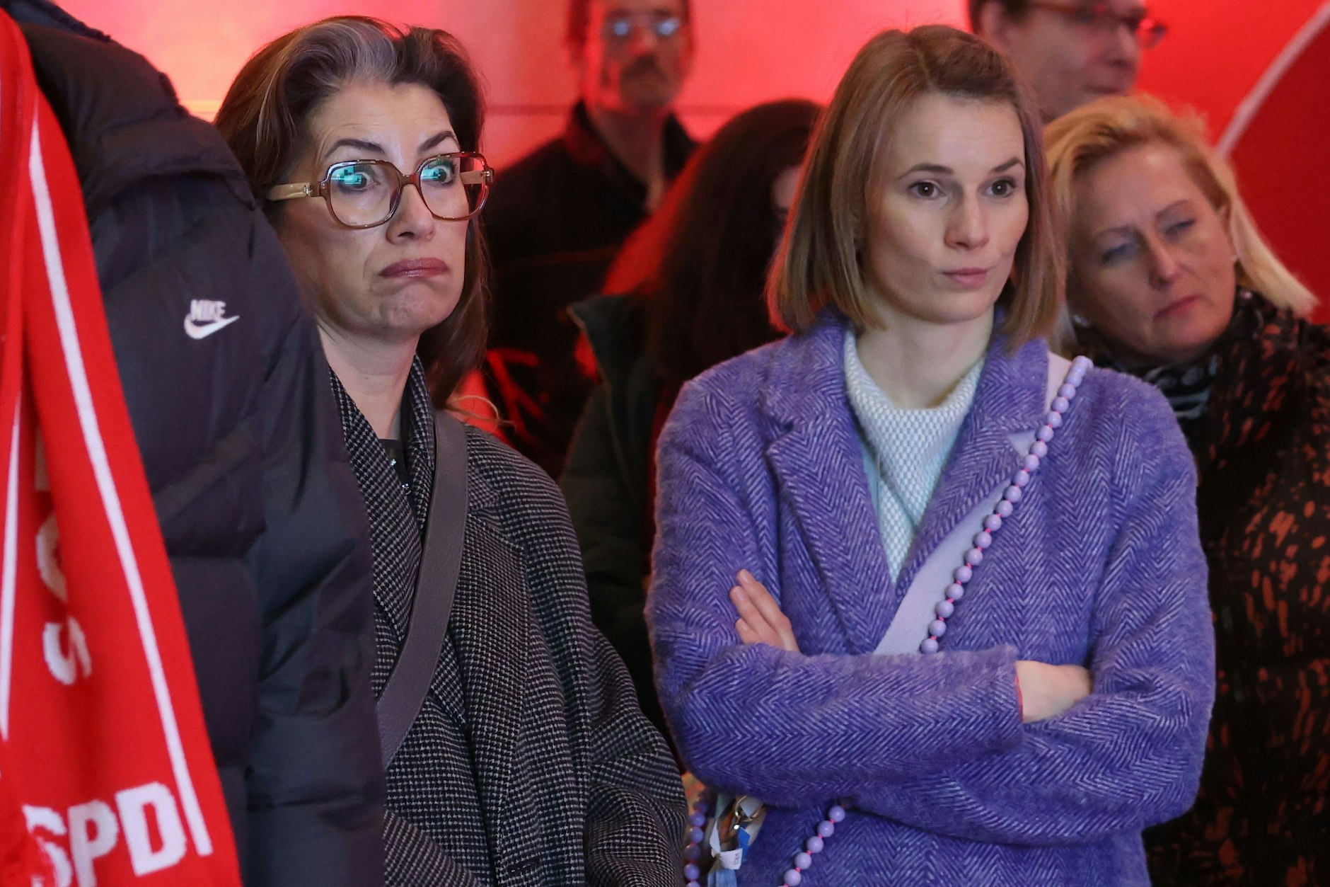 SPD-Unterstützer reagieren nach Bekanntgabe der ersten Prognosen bei der SPD-Wahlparty im Willy-Brandt-Haus.