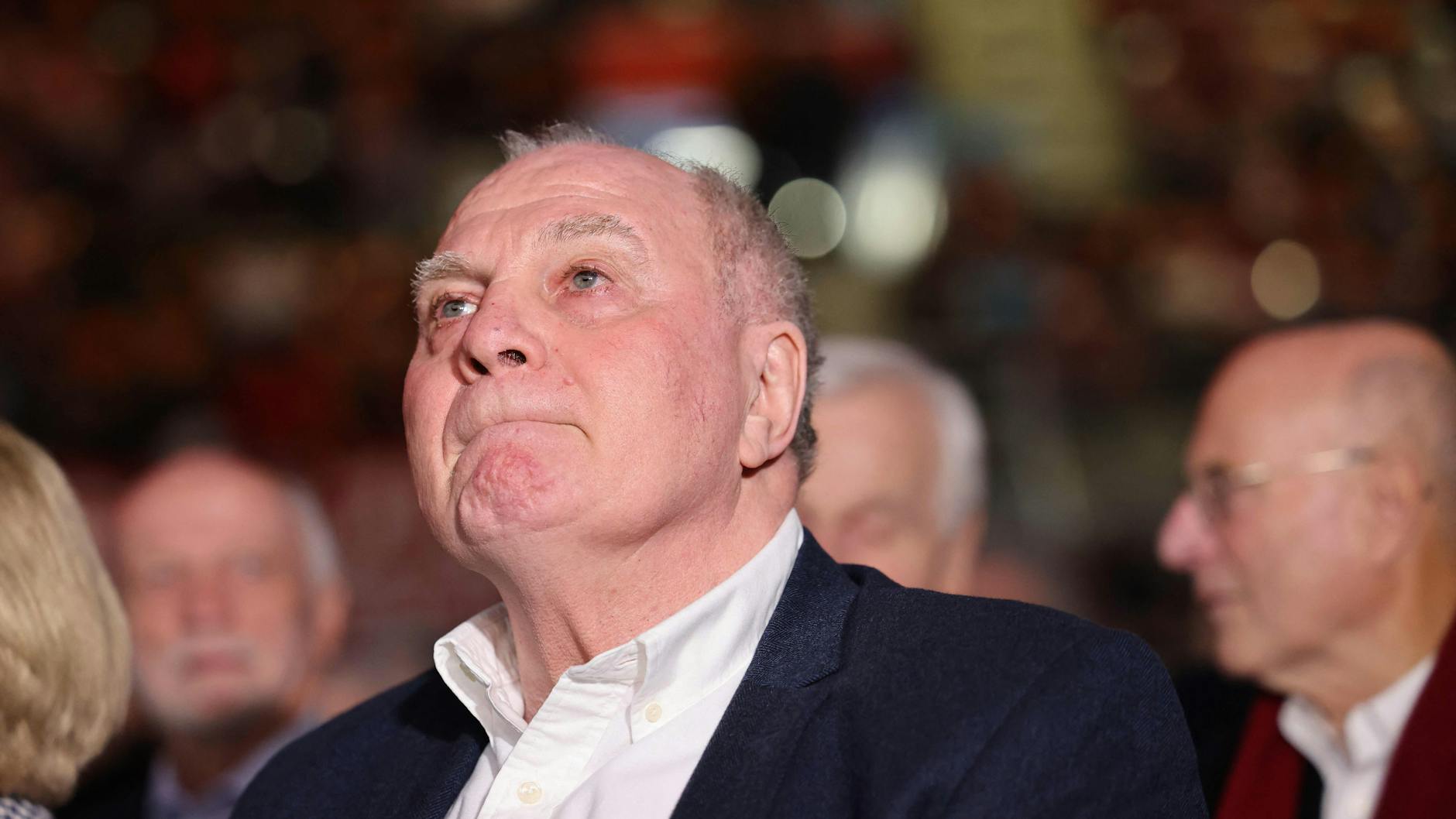 Uli Hoeneß lehnt Werbung für die AfD ab - und würde Spieler, die Werbung für die Partei machen, fragen, ob sie „noch alle Tassen im Schrank haben“.