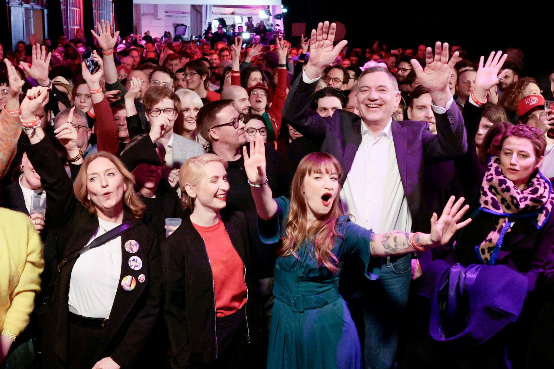 Ines Schwerdtner (l-r), Parteivorsitzende, Heidi Reichinnek und Jan van Aken jubeln bei der Wahlparty.