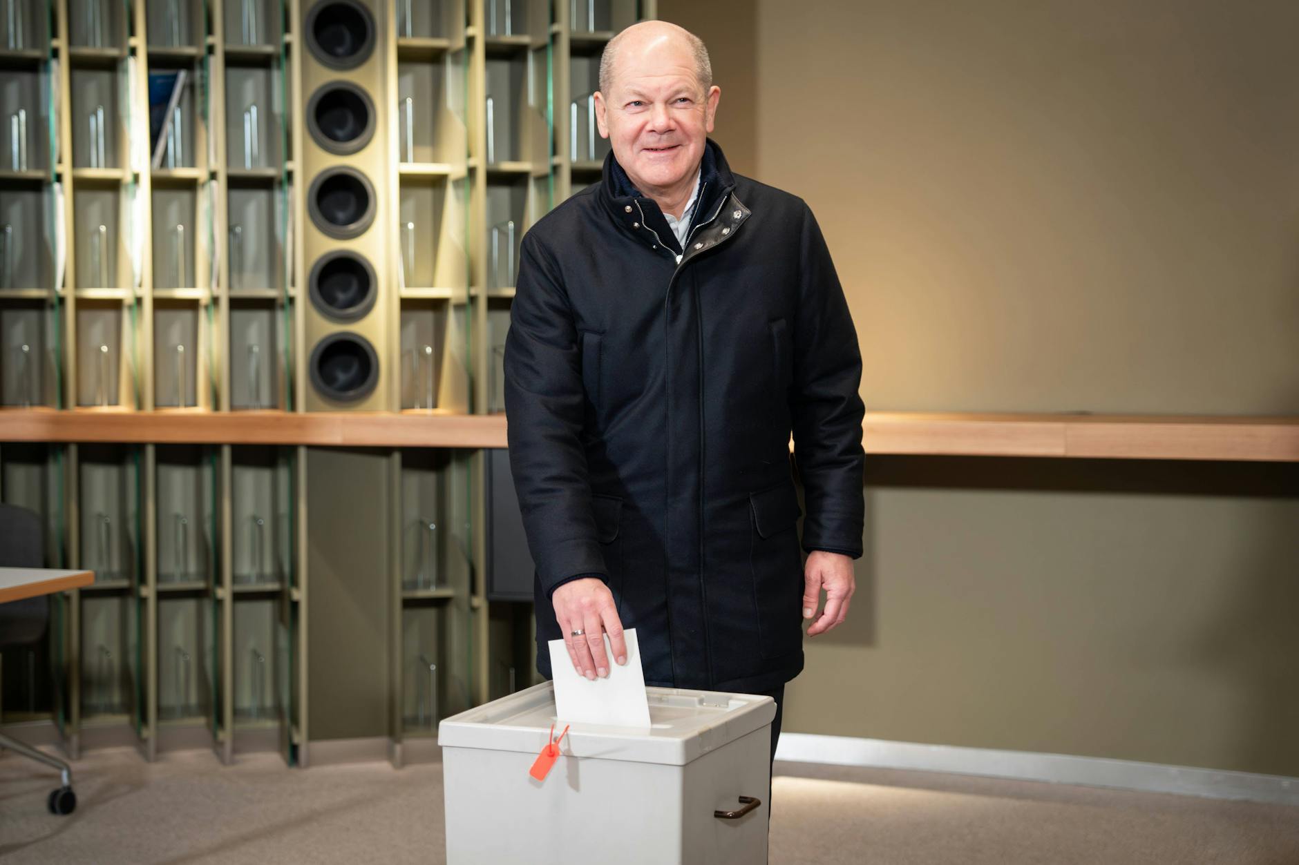 Olaf Scholz bei seiner Stimmabgabe zur Bundestagswahl in Potsdam.