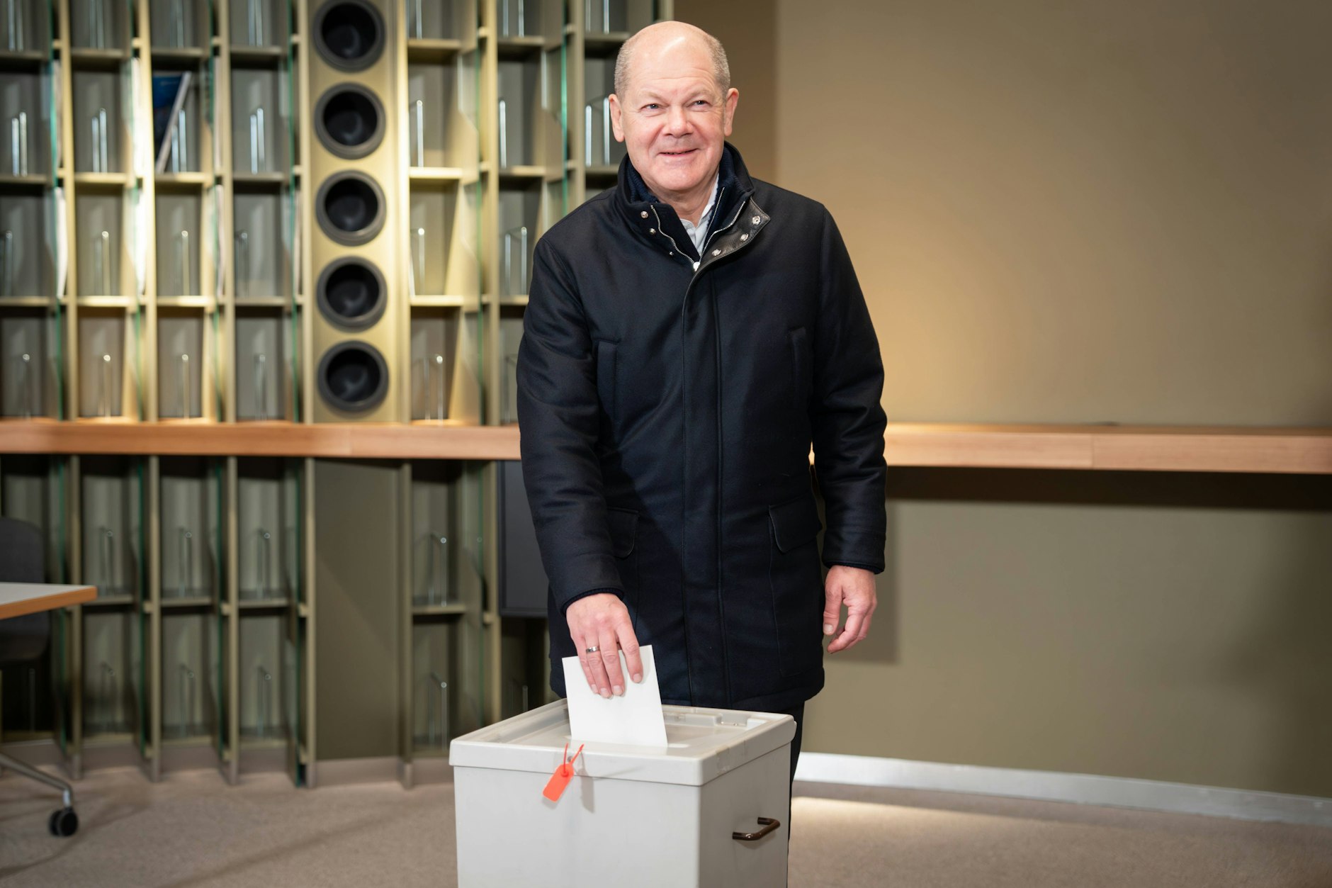 Olaf Scholz bei seiner Stimmabgabe zur Bundestagswahl in Potsdam.