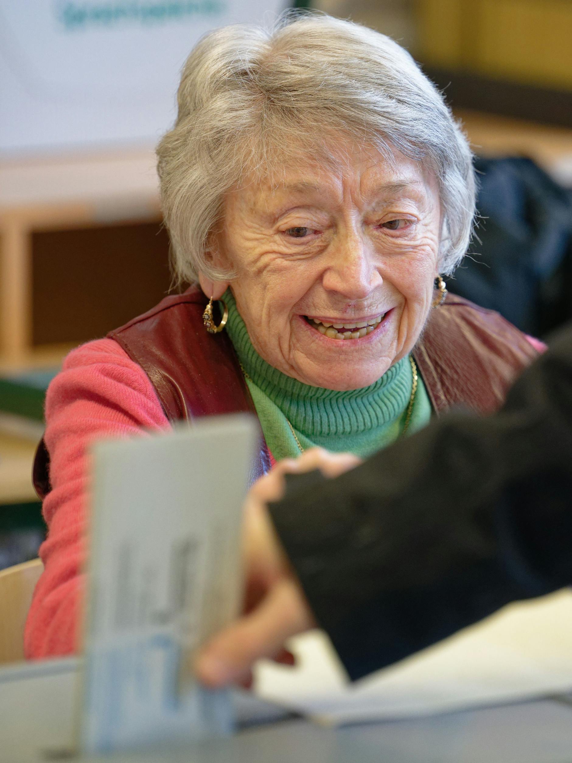 Lydia Mörs-Plattes, mit 100 Jahren Kölns älteste Wahlhelferin, sitzt in ihrem Wahllokal in Köln-Rondorf an der Wahlurne.
