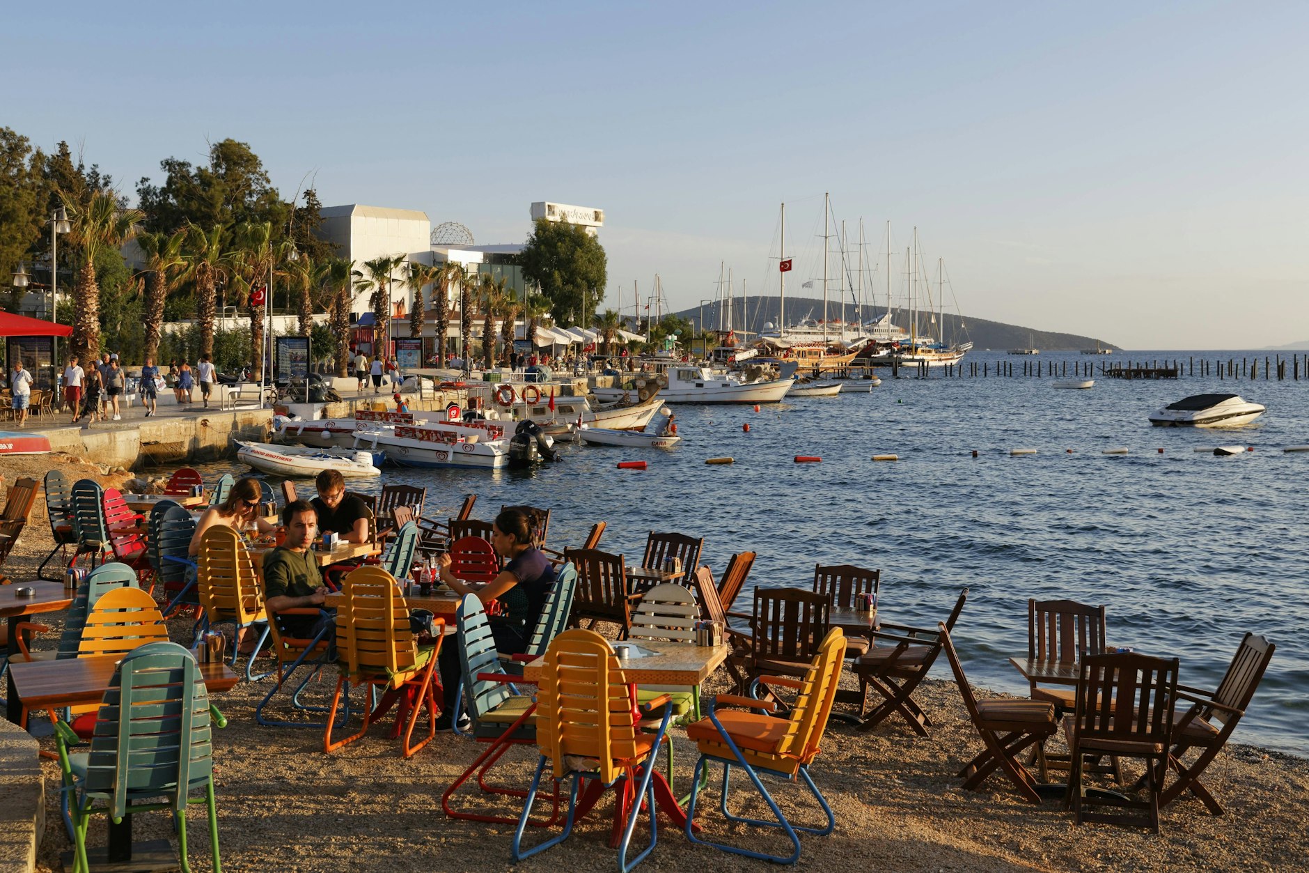 Bei einem Cocktail den Sonnenuntergang genießen? Wer das im Türkei-Urlaub machen möchte, sollte genau darauf achten, wo er hinfährt.