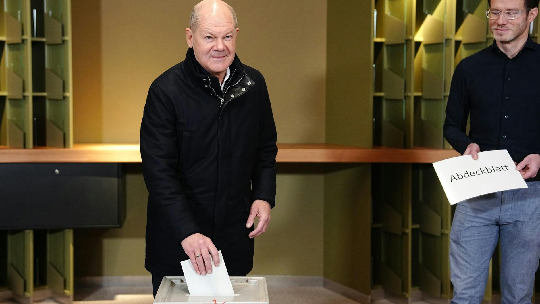 Olaf Scholz (SPD), Bundeskanzler und Kanzlerkandidat, gibt in dem Wahllokal in der IHK in Potsdam seine Stimme ab. Seinen Wahlkreis hat er hier gewonnen.