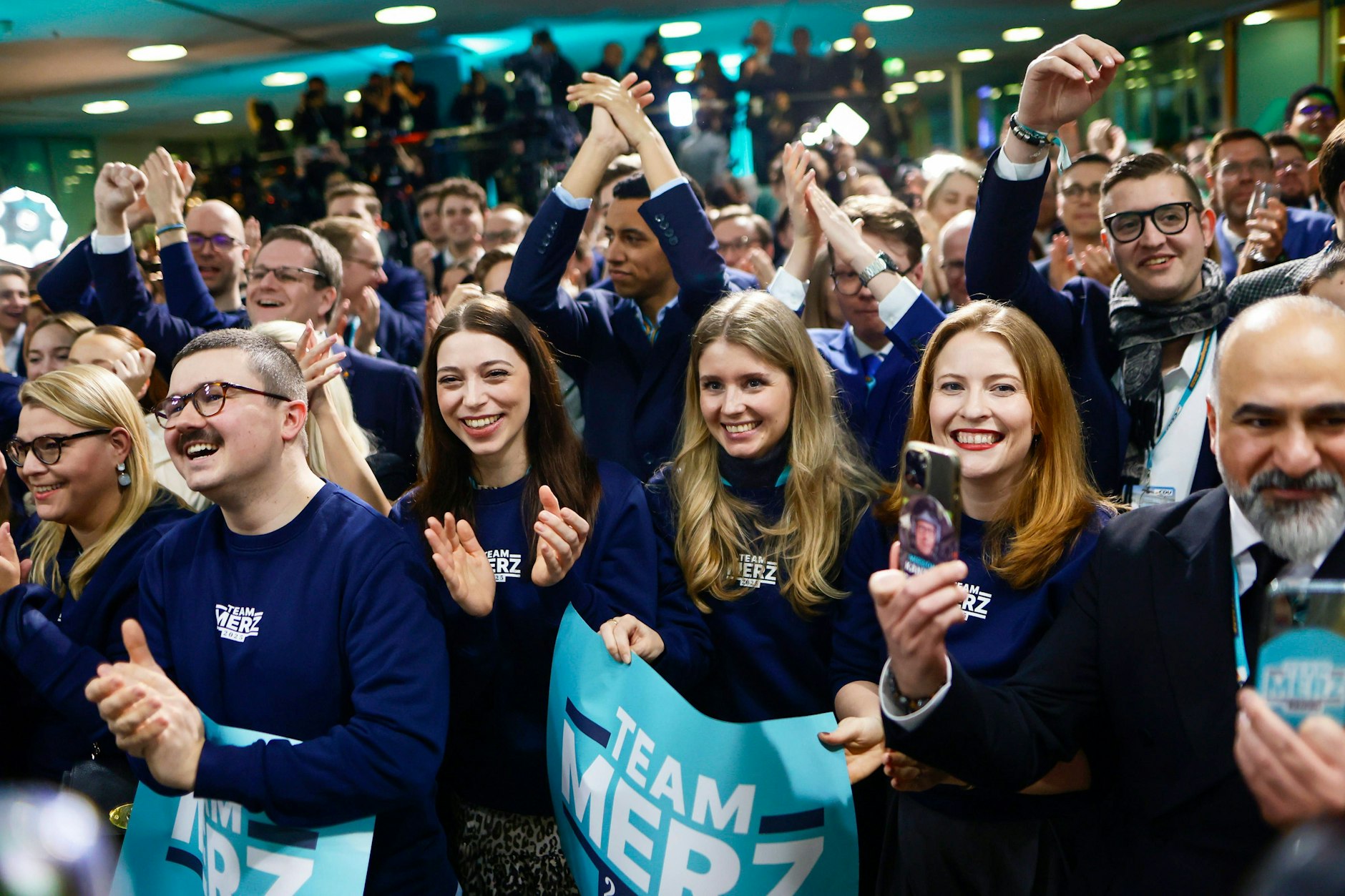 Parteimitglieder bejubeln die ersten Prognosen im Konrad-Adenauer-Haus in Berlin.