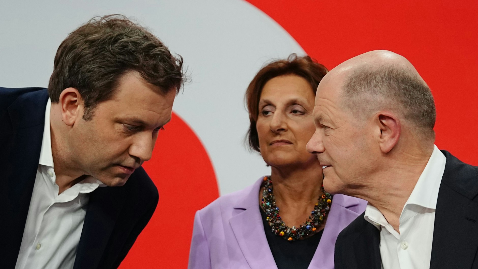 Lars Klingbeil (l), Vorsitzender der SPD, spricht mit Bundeskanzler Olaf Scholz (SPD) und seiner Frau Britta Ernst bei der SPD-Wahlparty im Willy-Brandt-Haus.
