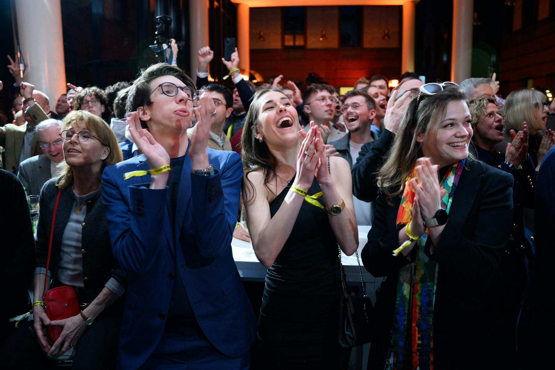 Parteianhänger reagieren bei der Wahlparty der Freien Demokraten (FDP) im Hans-Dietrich-Genscher-Haus.