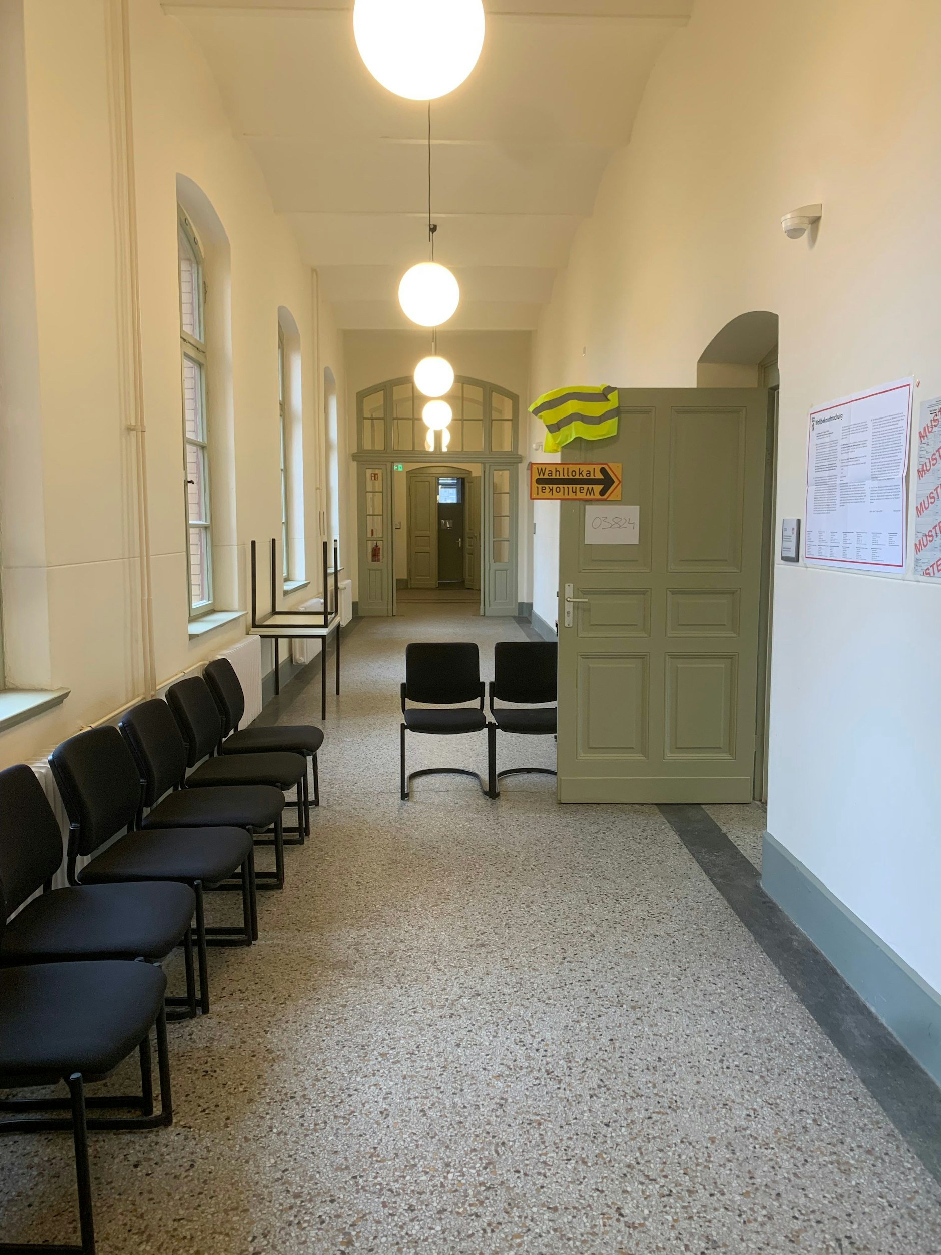 Gähnende Leere im Wahllokal: Unser KURIER-Kollege ist in Prenzlauer Berg völlig allein, weil viele Wähler ihre Stimme per Brief abgegeben haben.