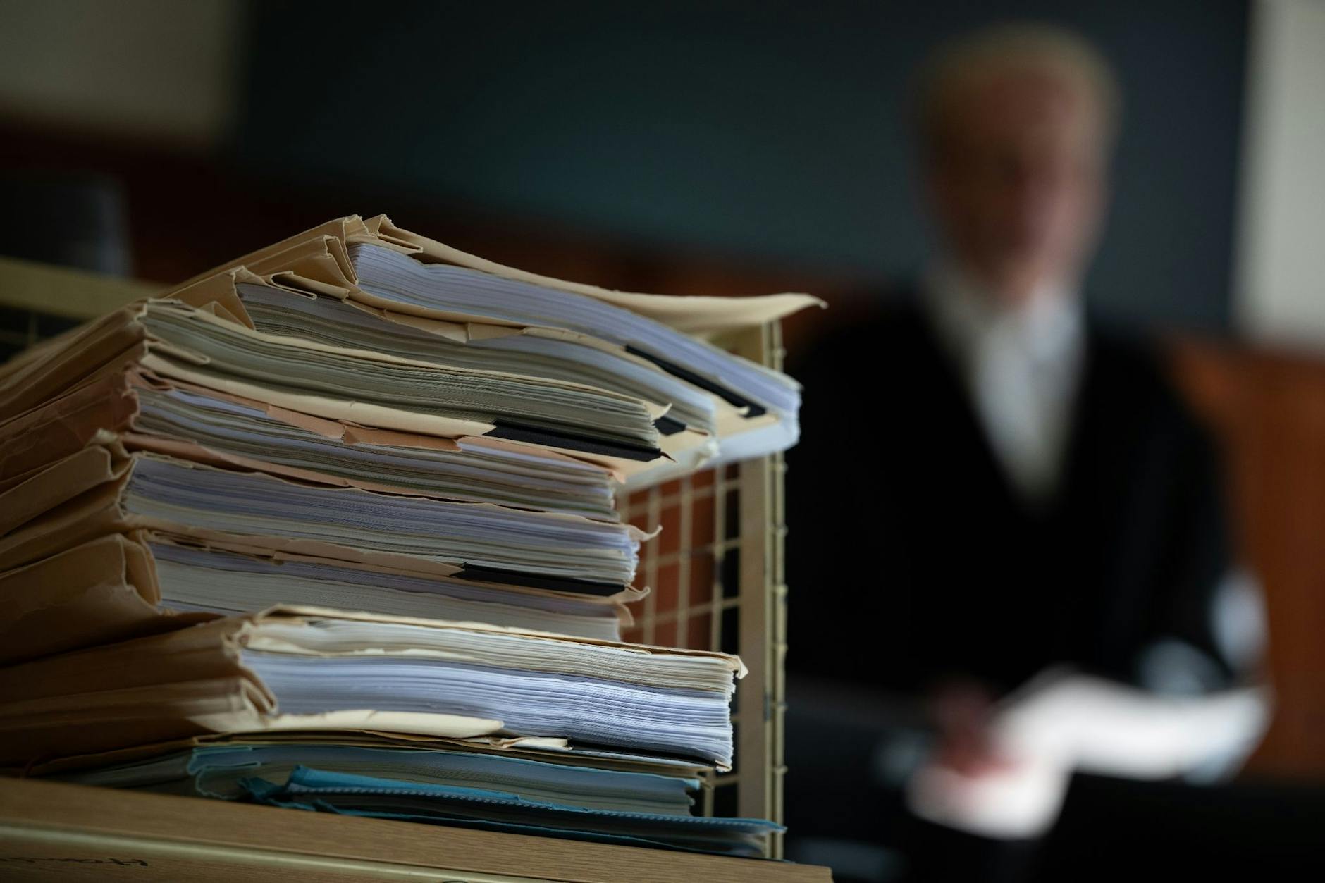 Prozessakten in einem Gerichtssaal.