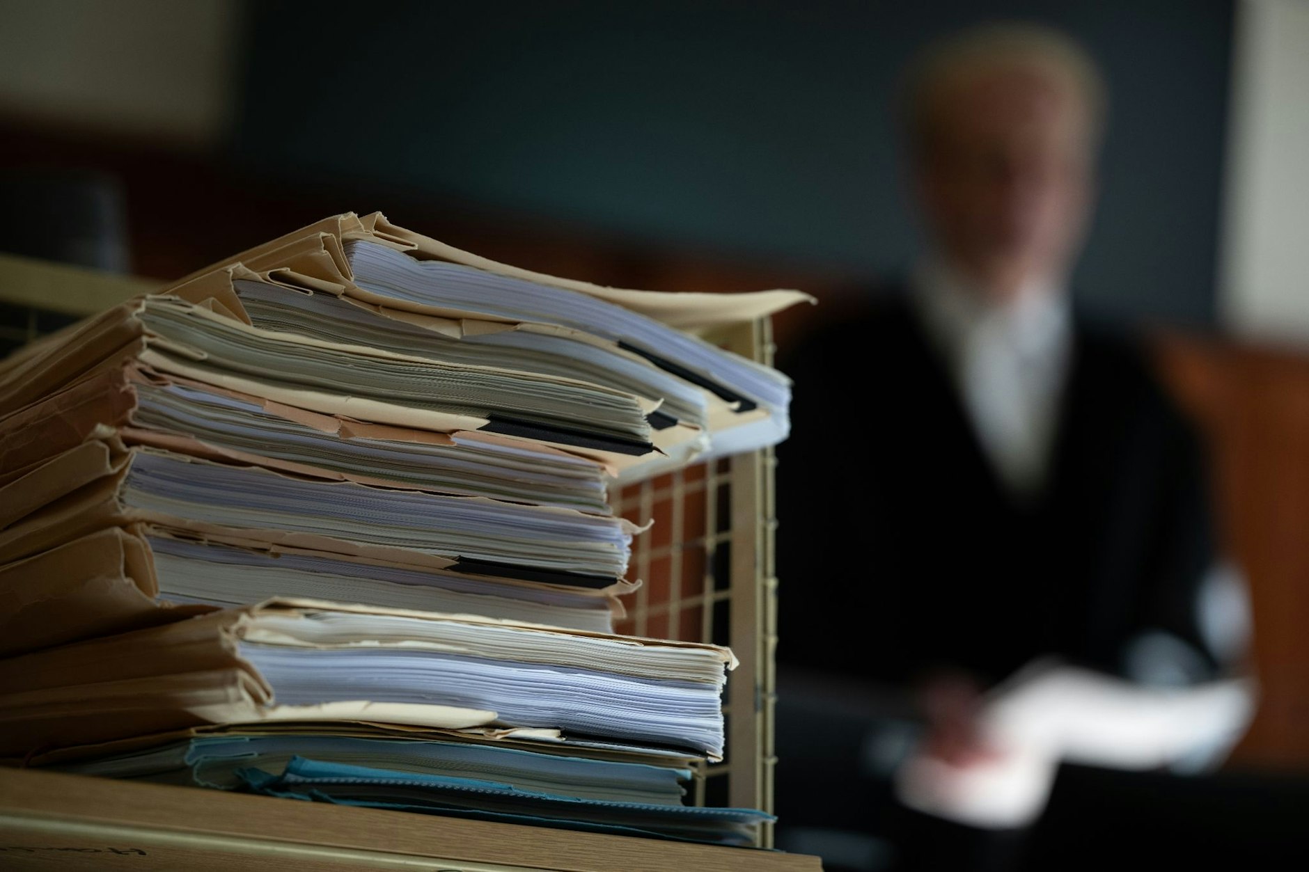 Prozessakten in einem Gerichtssaal.