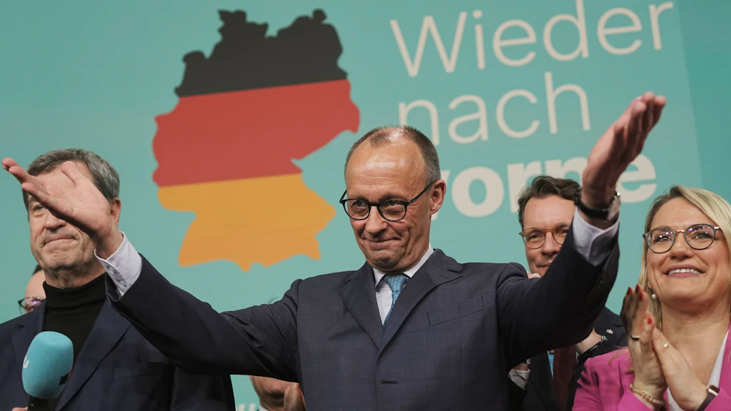 Friedrich Merz (CDU) feiert im Konrad-Adenauer-Haus nach der Prognose zum Ergebnis der Bundestagswahl. 