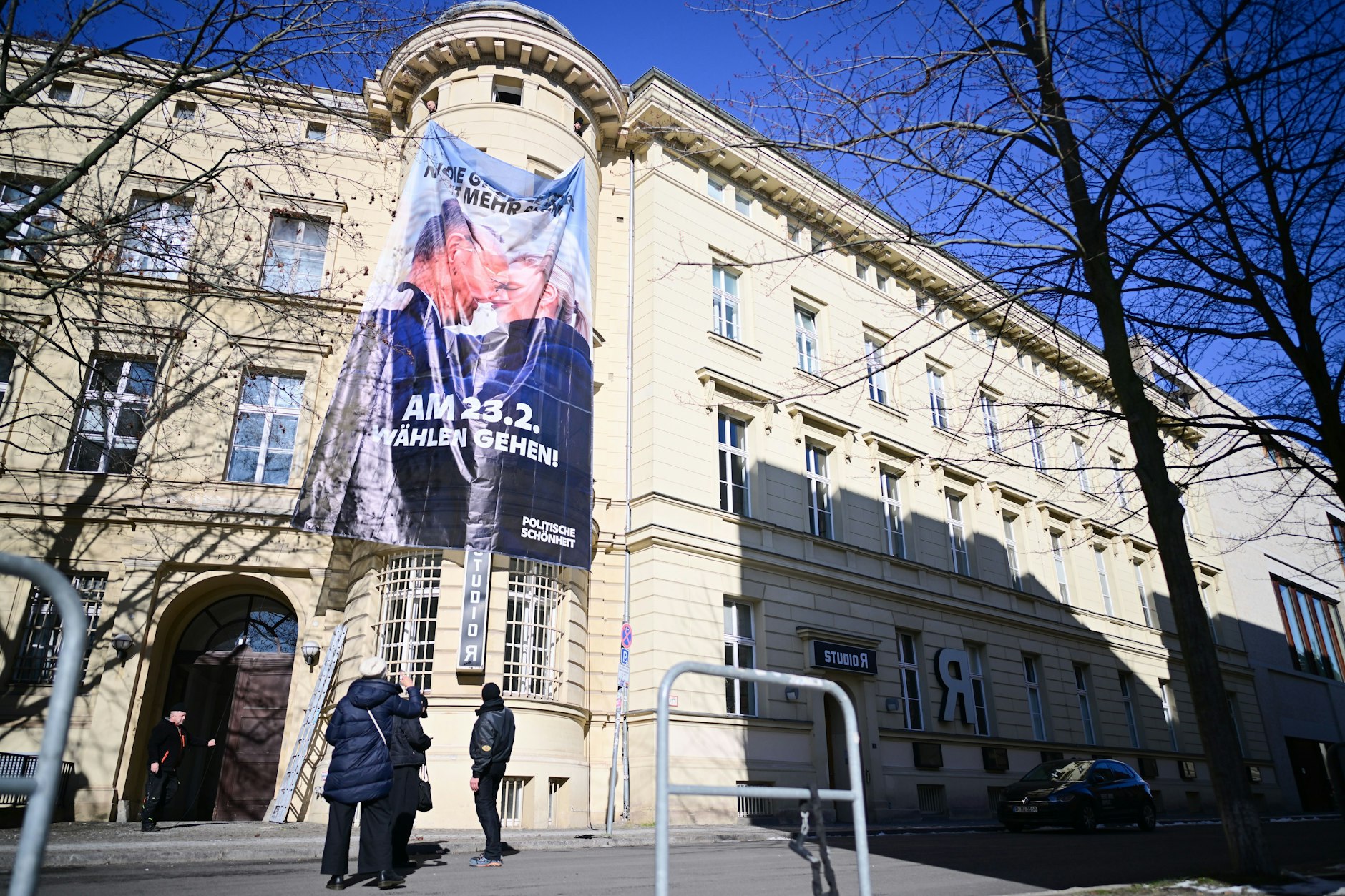 19.02.2025, Berlin: Das Plakat des Zentrums für Politische Schönheit am Maxim-Gorki-Theater