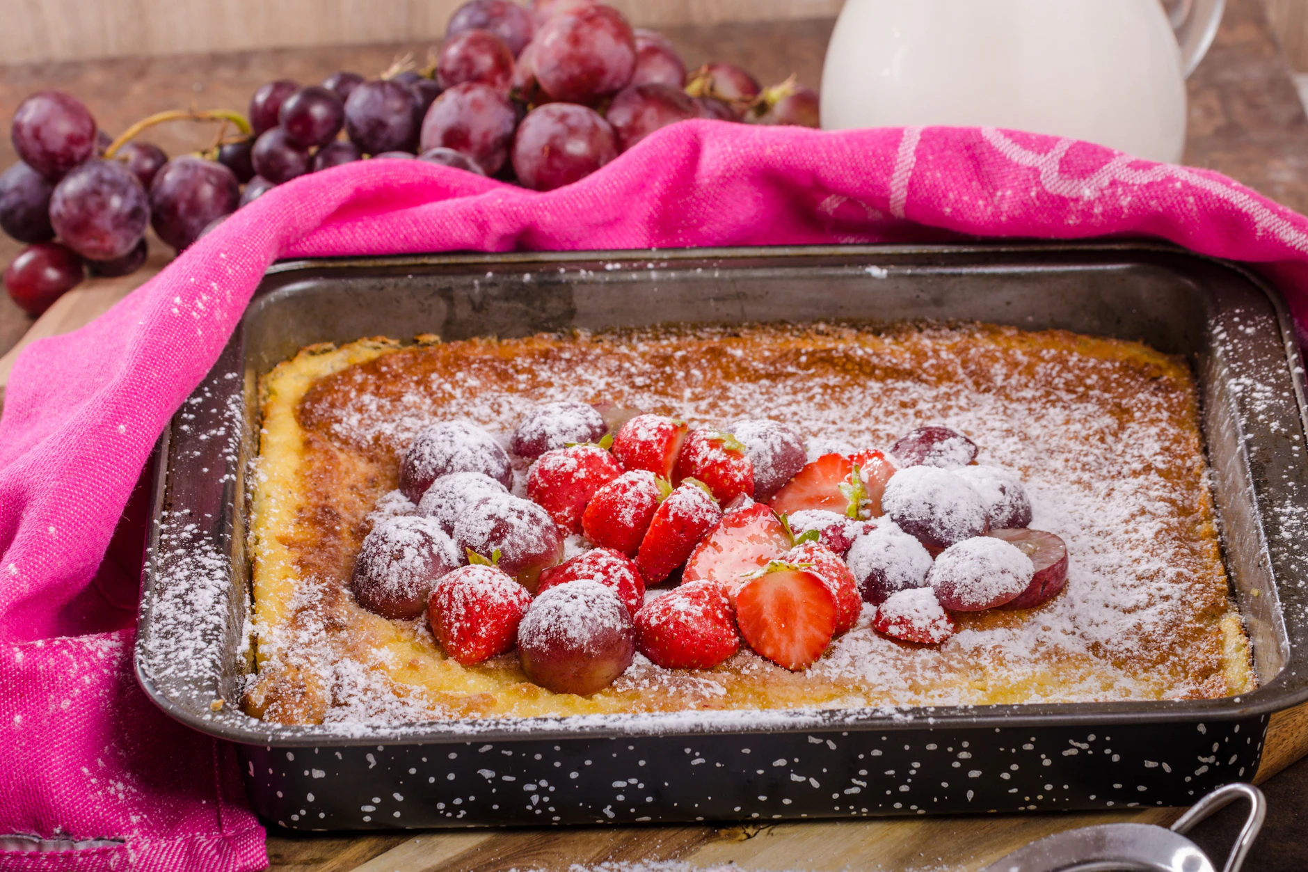 Mit Puderzucker garniert und mit Früchten belegt, so schmeckt der Pfannkuchen vom Blech einfach himmlisch!