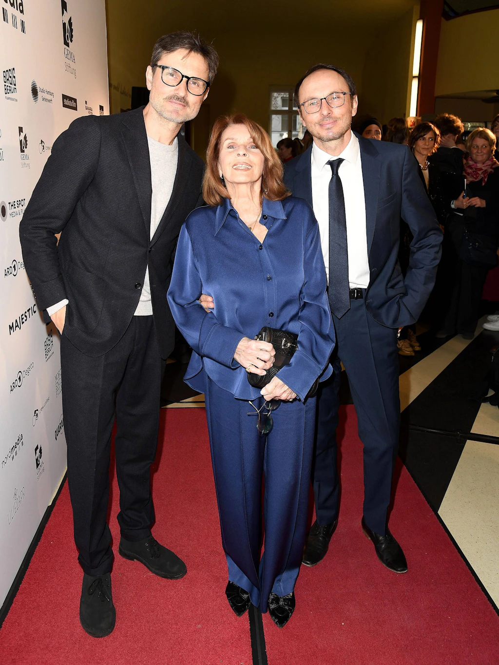 Senta Berger mit ihren Söhnen Simon (52, links) und Luca Verhoeven (46) bei der DAfFNE-Verleihung in Berlin.