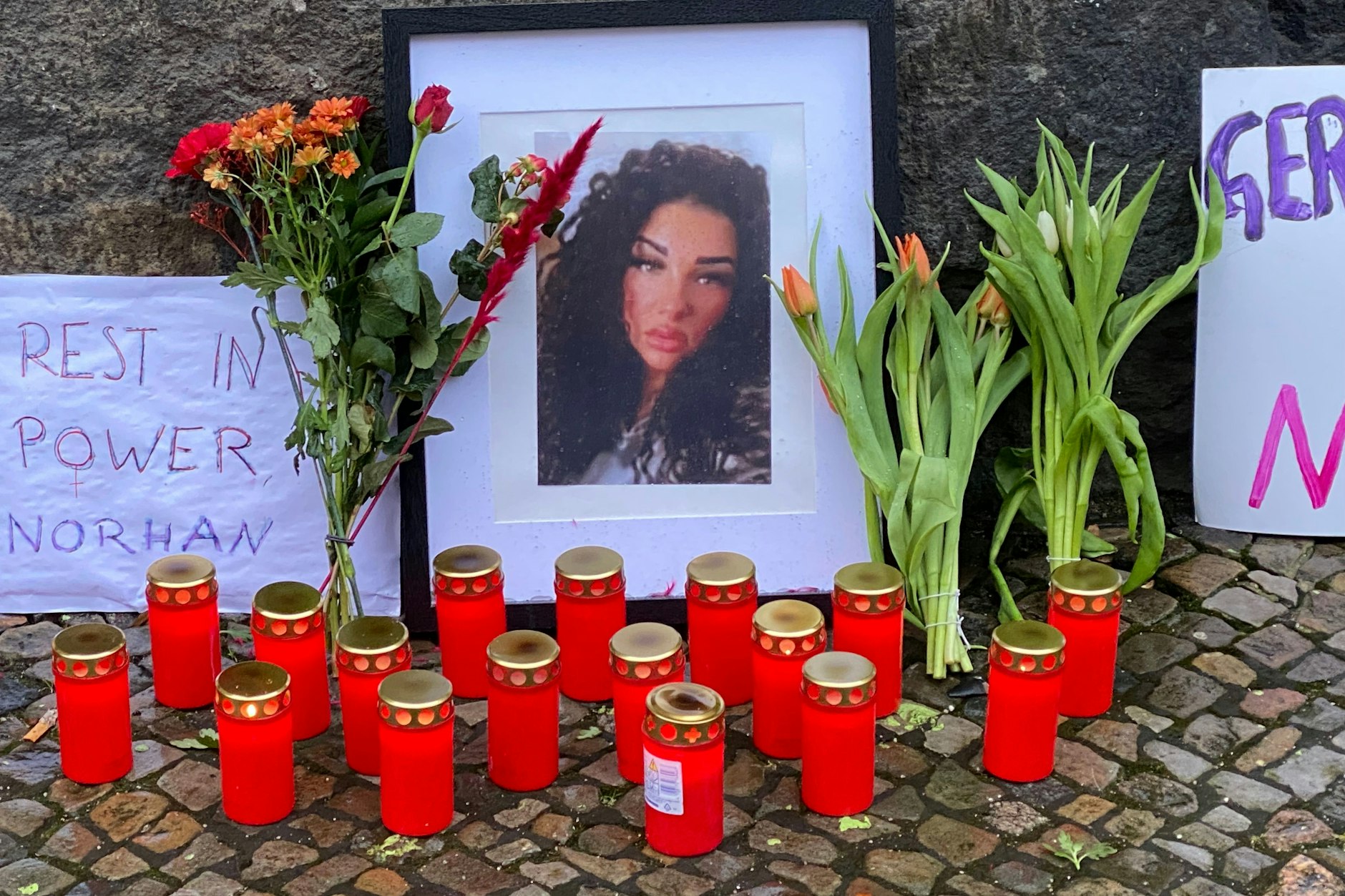 Mahnwache für die getötete Norhan A. vor dem Kriminalgericht.