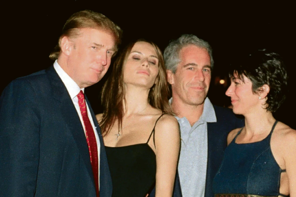 Der damalige amerikanische Immobilienunternehmer Donald Trump und seine Freundin (und zukünftige Ehefrau), das ehemalige Model Melania Knauss, der Finanzier (und zukünftige verurteilte Sexualstraftäter) Jeffrey Epstein und die britische Prominente Ghislaine Maxwell posieren zusammen im Mar-a-Lago Club im Jahr 2000.