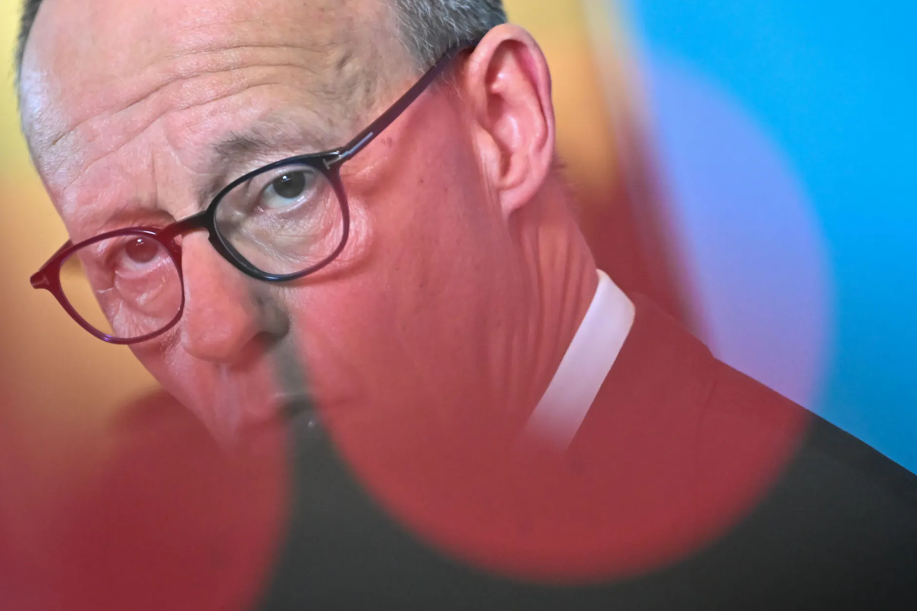 Friedrich Merz hinterfragt zivilgesellschaftliche Organisationen wie Omas gegen rechts – doch warum bleibt das Zentrum Liberale Moderne unangetastet?