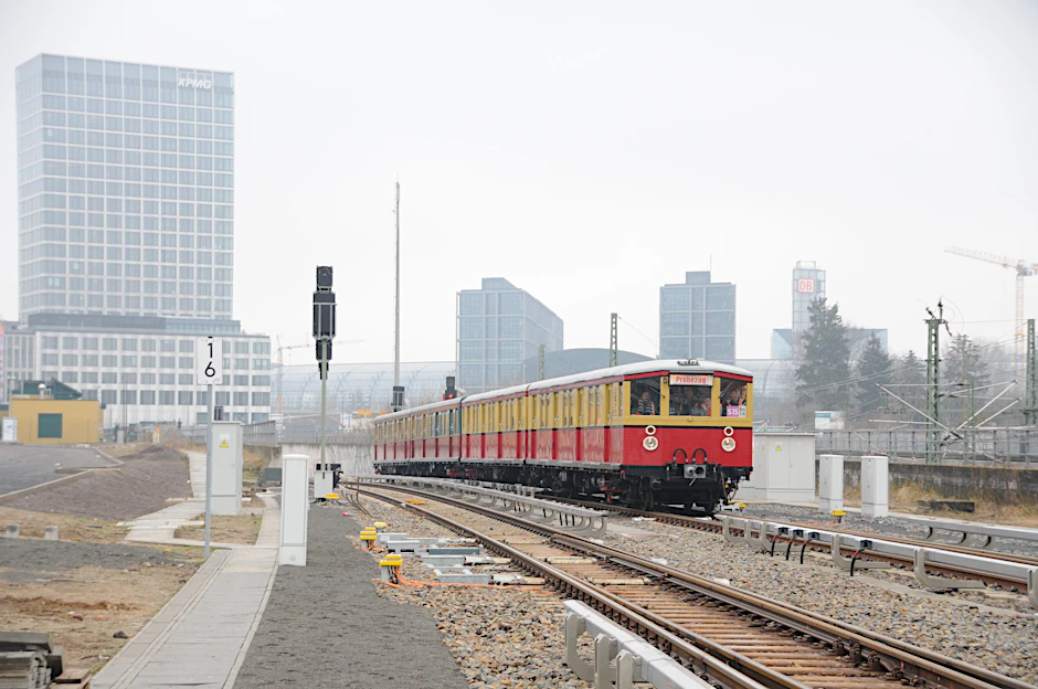 Eine neue S-Bahnlinie für Berlin: Ende März 2026 soll die S15 zwischen Gesundbrunnen und Hauptbahnhof den Betrieb aufnehmen. Im Februar 2025 ist ein Zug des Vereins Historische S-Bahn Berlin für Messfahrten im Einsatz.