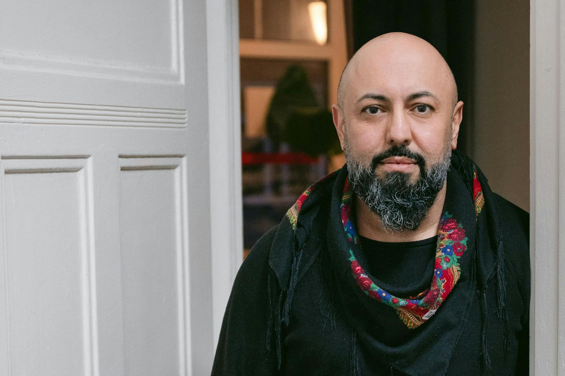 Ferat Koçak in der Tür seines Büros in Berlin-Neukölln