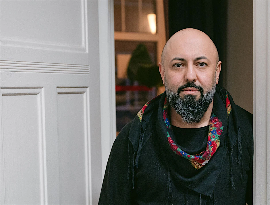 Ferat Koçak in der Tür seines Büros in Berlin-Neukölln