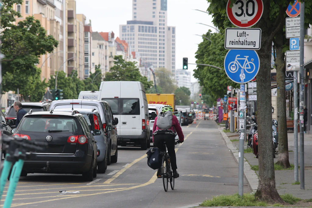 Sicher unterwegs. Nachdem ein Radfahrer von einem Auto getötet wurde, richtete das Bezirksamt 2020 in der Kantstraße einen Pop-Up-Radweg ein. Er soll verschwinden.