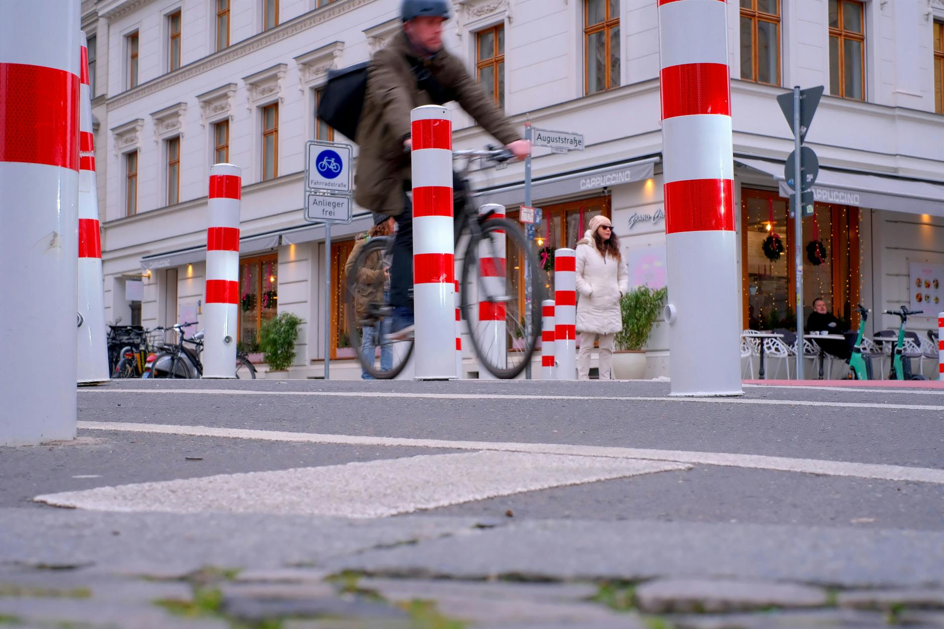 Poller an der Ecke August-/Tucholskystraße in Mitte