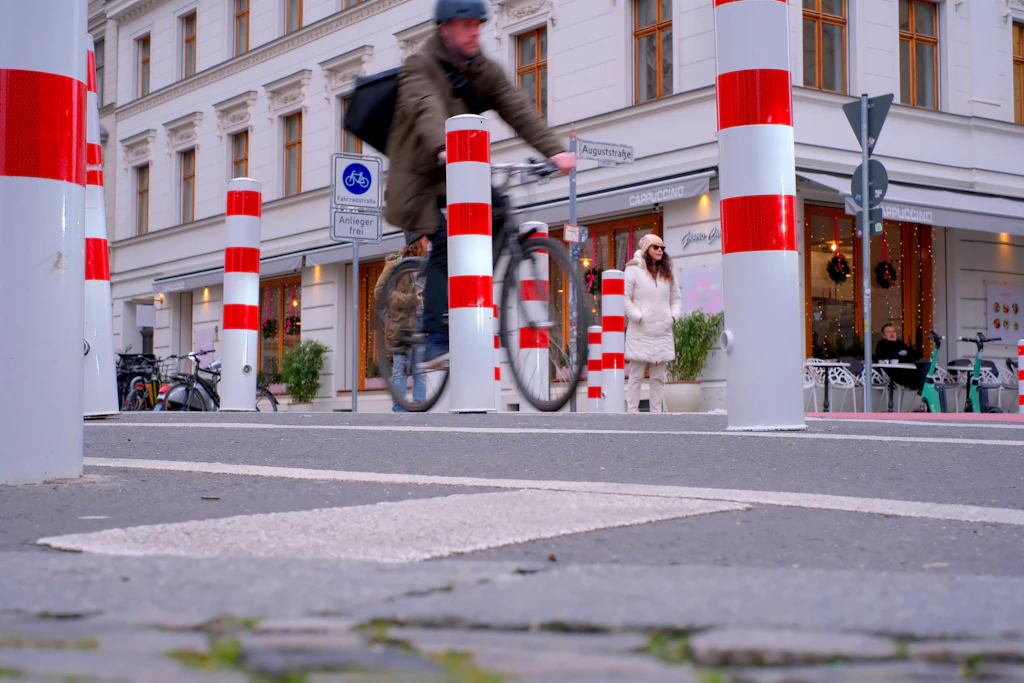Poller an der Ecke August-/Tucholskystraße in Mitte
