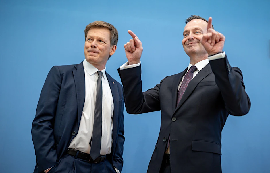 Bundesverkehrsminister Volker Wissing neben Bahn-Chef Richard Lutz bei einer Pressekonferenz zur Zukunft der Deutschen Bahn