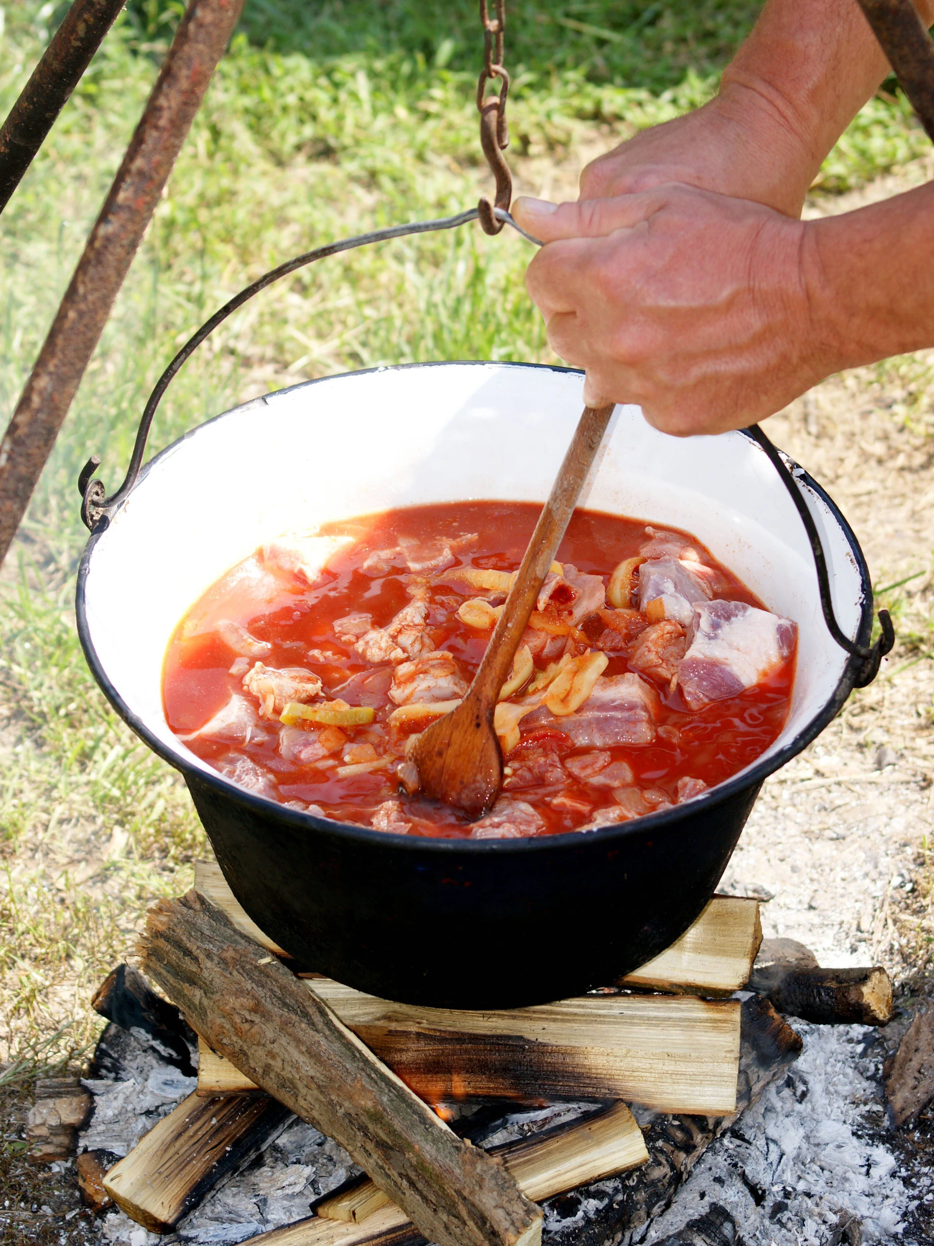 Ganz traditionell wird ungarisches Kesselgulasch in einem Kessel über dem Feuer zubereitet.