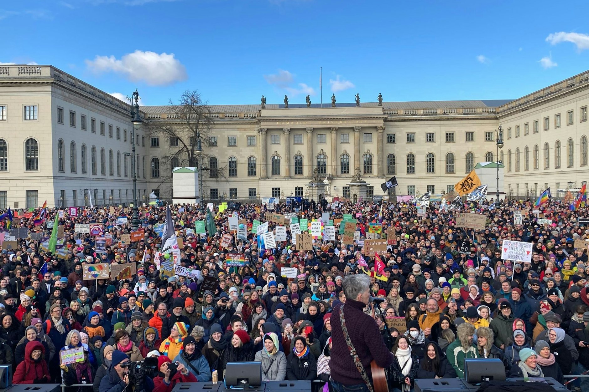 Viele Menschen nehmen an einer Demonstration gegen rechts vor der Bundestagswahl teil.  Organisationen wie Bündnis Hand in Hand und Amnesty International haben zu Kundgebung aufgerufen. 