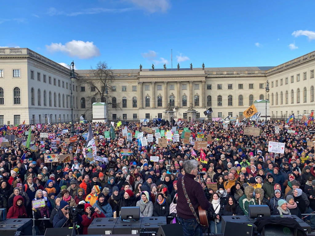 Abgeordnete fragen nach Verbleib von Steuergeld für NGOs: Unverschämt!