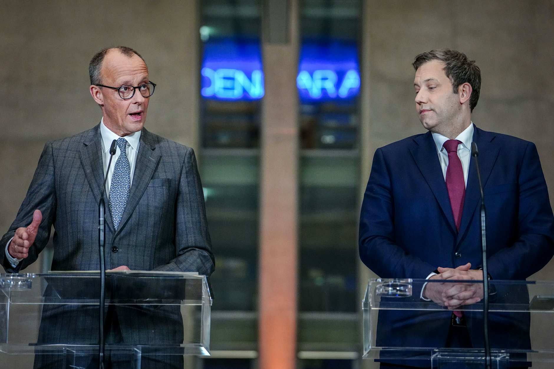 Der designierte Bundeskanzler Friedrich Merz (CDU) und SPD-Chef Lars Klingbeil bei der Vorstellung ihres riskanten Plans neuer Schulden.