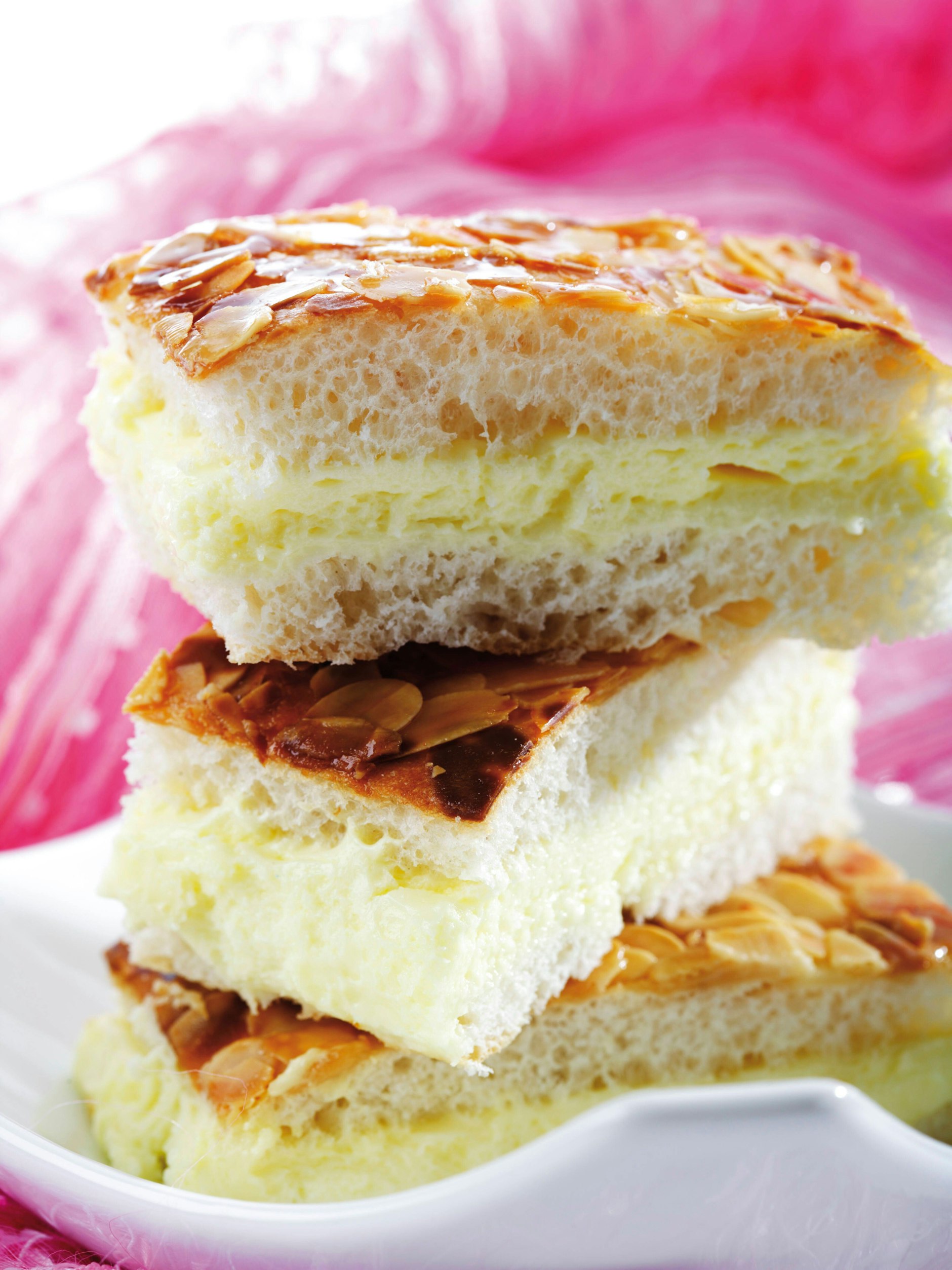 Fluffiger Hefeteig, cremiger Pudding, knusprige Mandeln – herrlich!