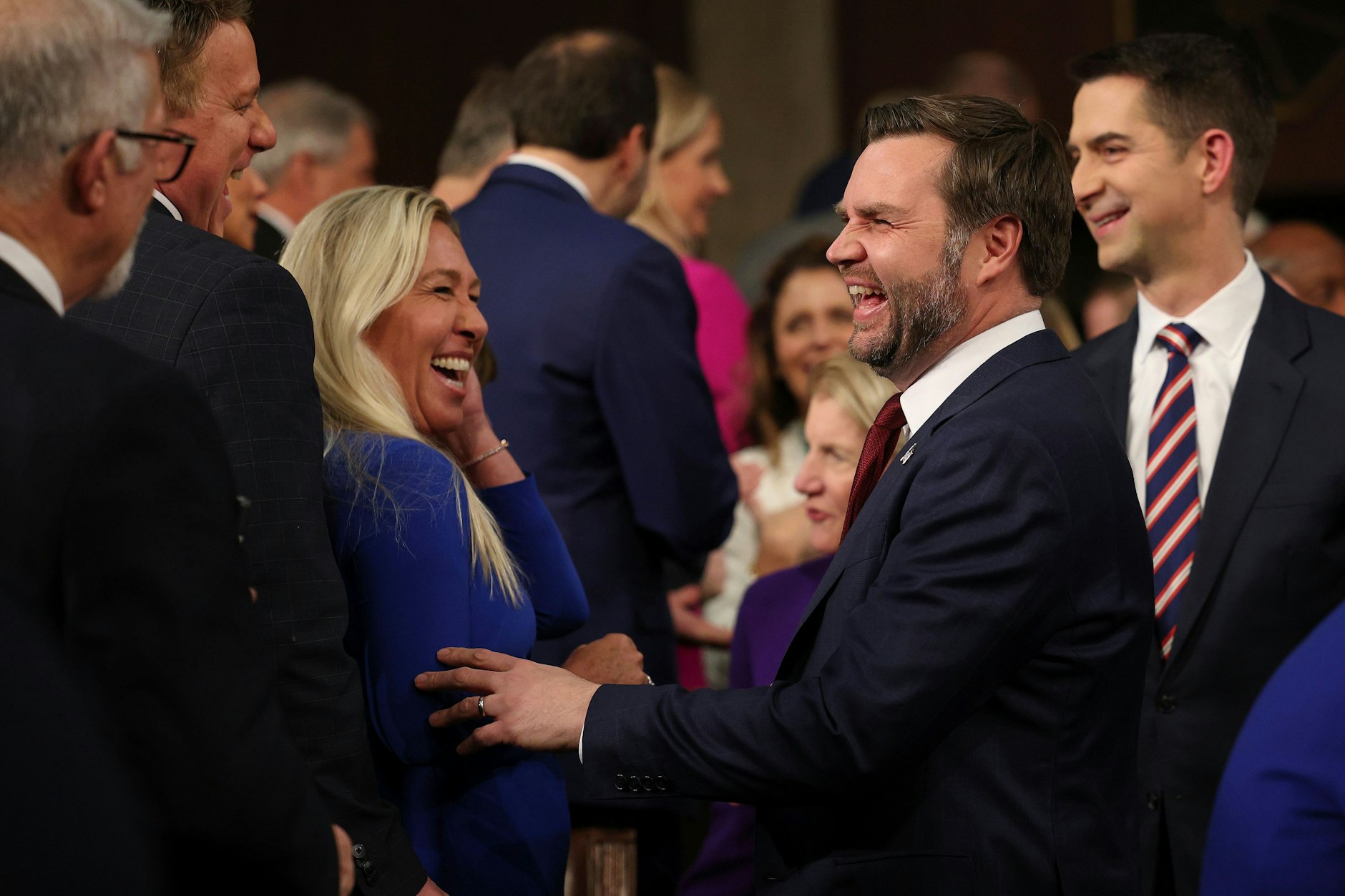 Vizepräsident J.D. Vance (r) spricht mit der Abgeordneten Marjorie Taylor Greene.