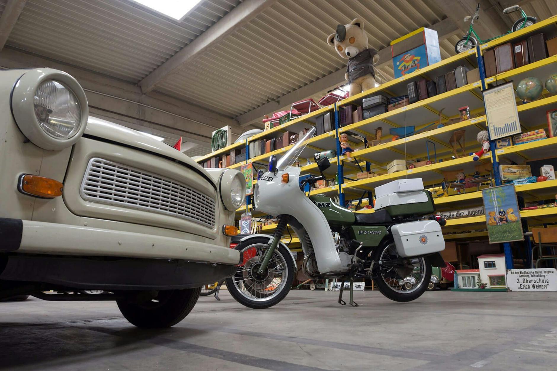 Hunderttausende DDR-Exponate wurden vom Depot in Berlin-Spandau ins neue DDR-Museum-Depot nach Marzahn transportiert, das Mitte März öffnet.