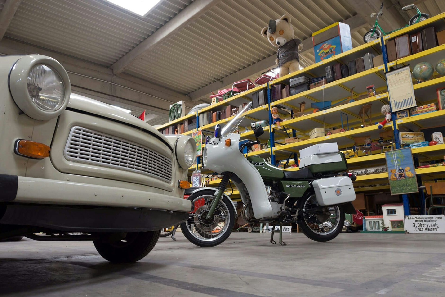 Hunderttausende DDR-Exponate wurden vom Depot in Berlin-Spandau ins neue DDR-Museum-Depot nach Marzahn transportiert, das Mitte März öffnet.