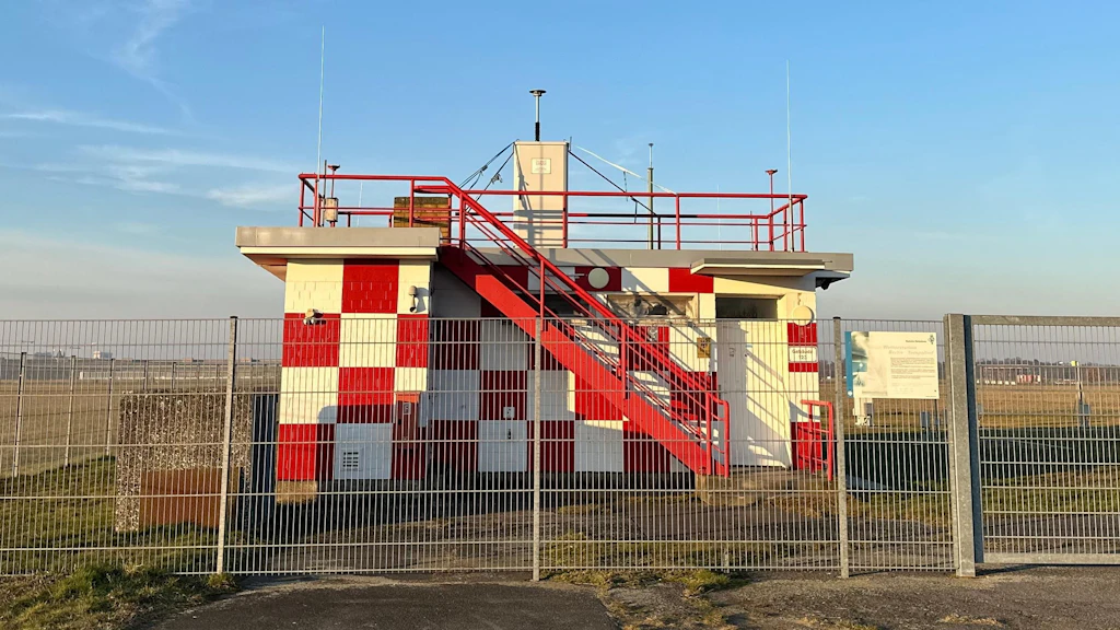 Die kühlschrankgroße Pollenfalle ist auf dem Dach eines Gebäudes des Wetterdienstes auf dem Tempelhofer Feld installiert.