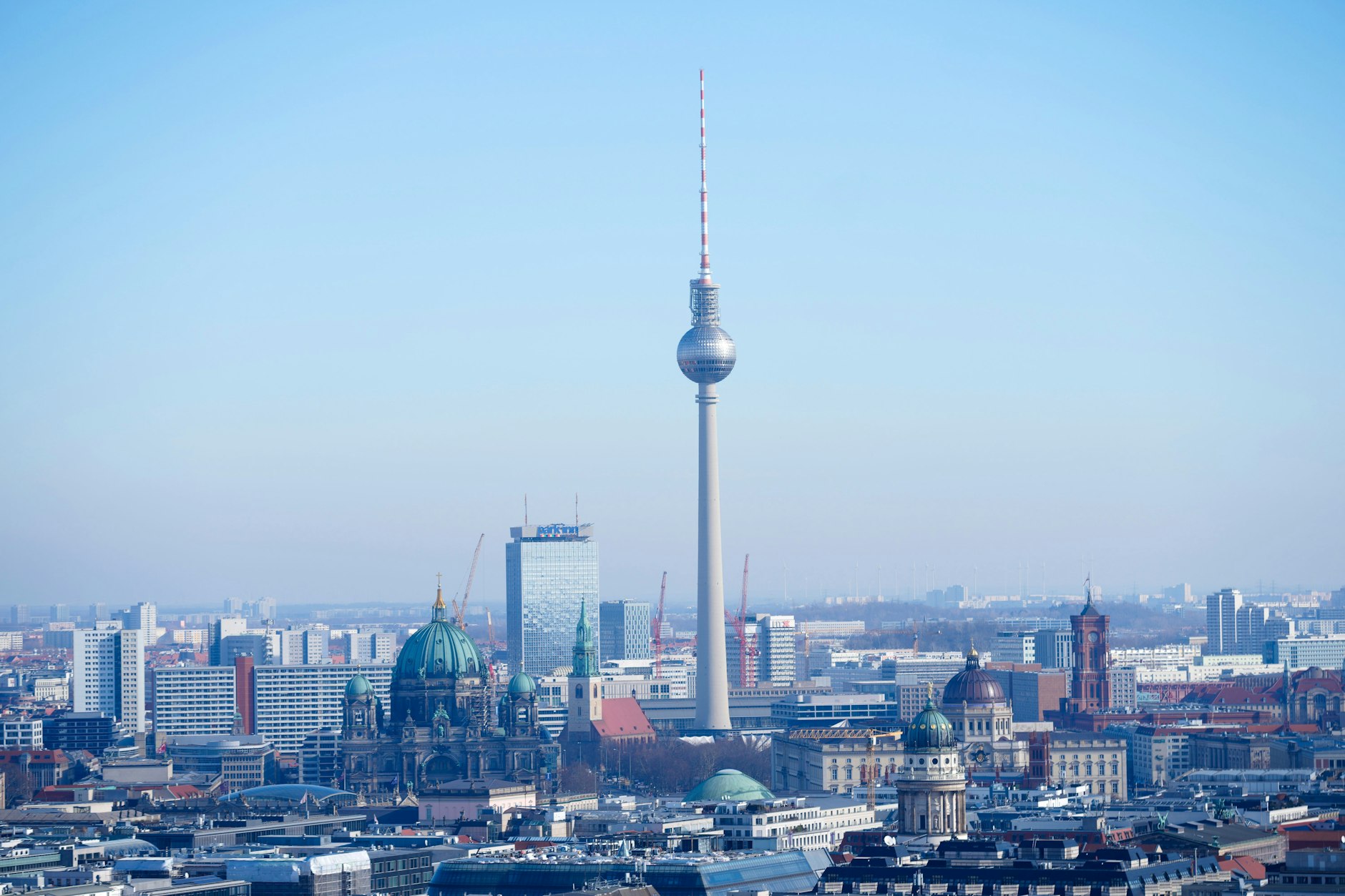 Steigende Mieten treiben Altberliner in die Randbezirke, während Neuberliner die Innenstadt übernehmen.